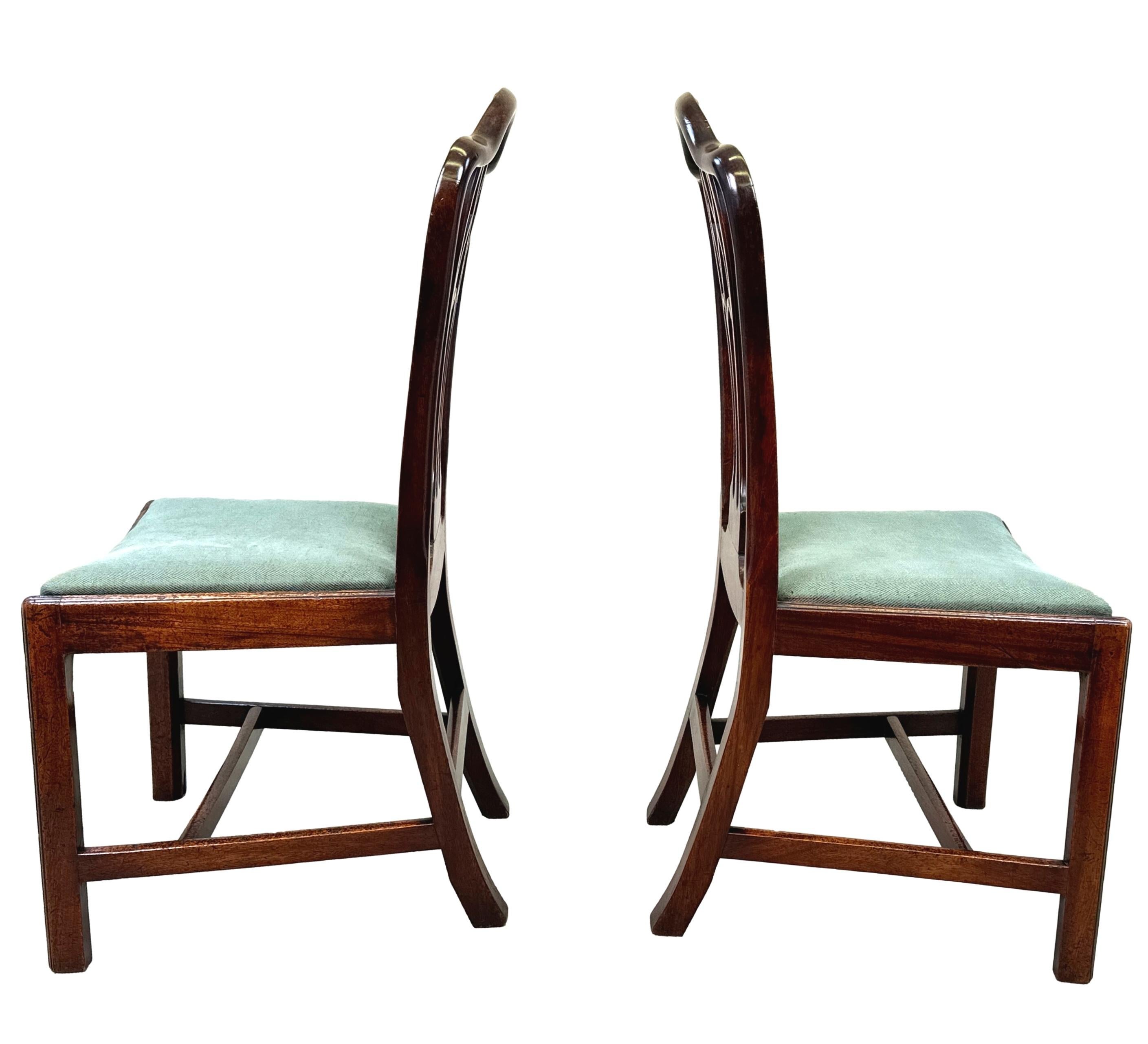 Paire de chaises d'appoint géorgiennes du XVIIIe siècle en vente 1