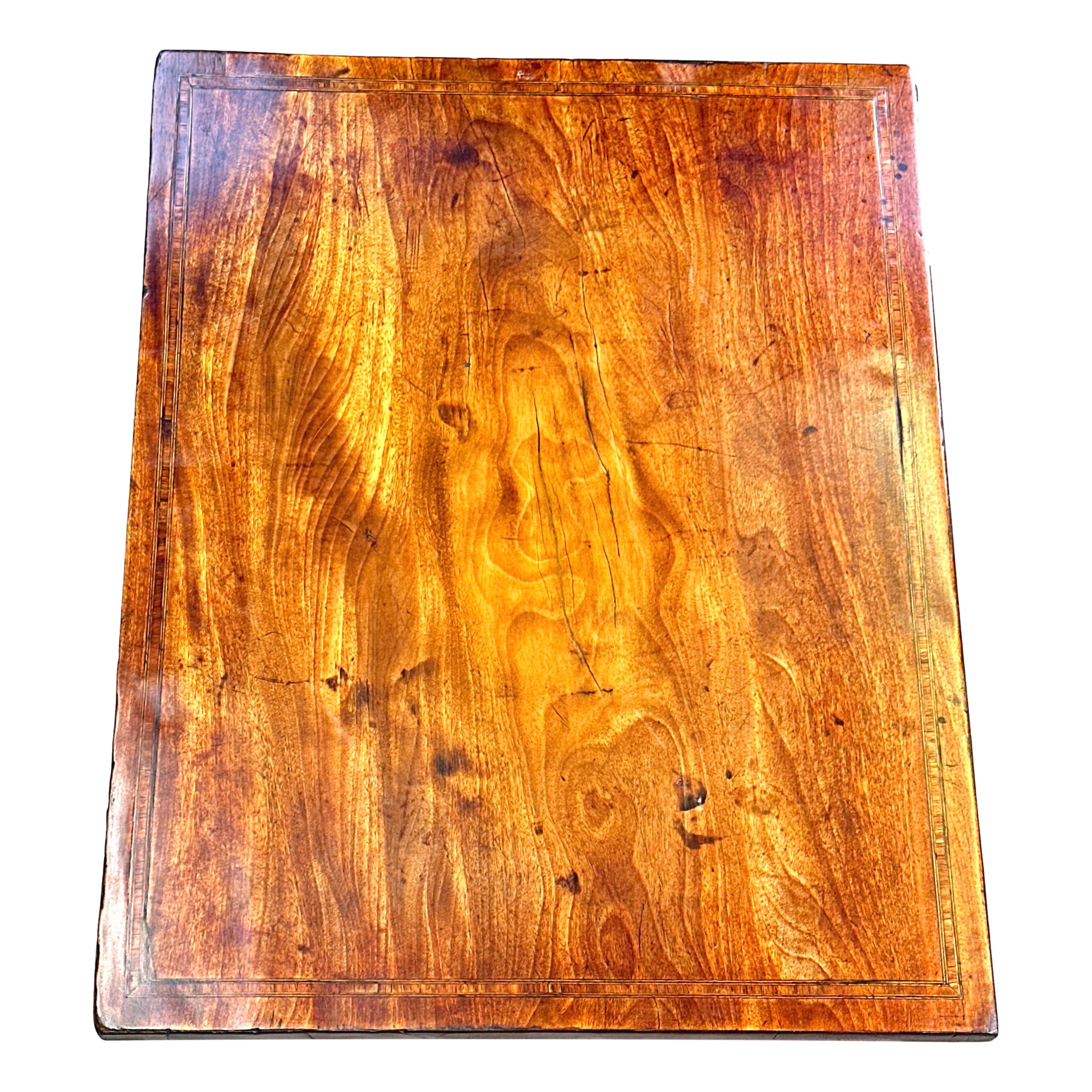 Eine sehr gute Qualität Ende des 18. Jahrhunderts George III Periode Satinwood rechteckigen Lampentisch, mit superbly Figured Top mit attraktiven gebändert Dekoration, über einem Fries Schublade mit späteren Repalcement Messingknöpfe und Leder