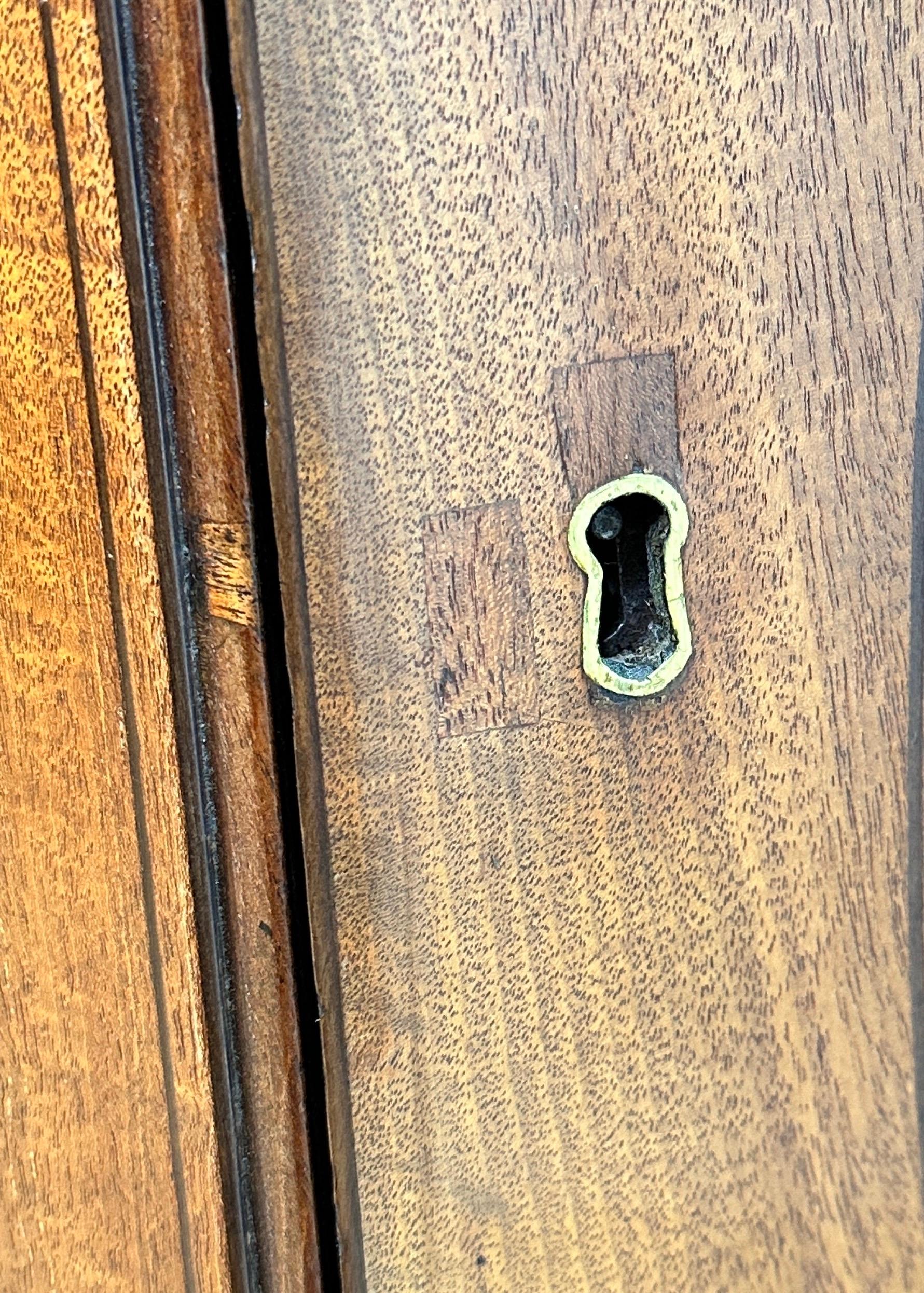 Georgian 18th Century Serpentine Side Cabinet Commode For Sale 8