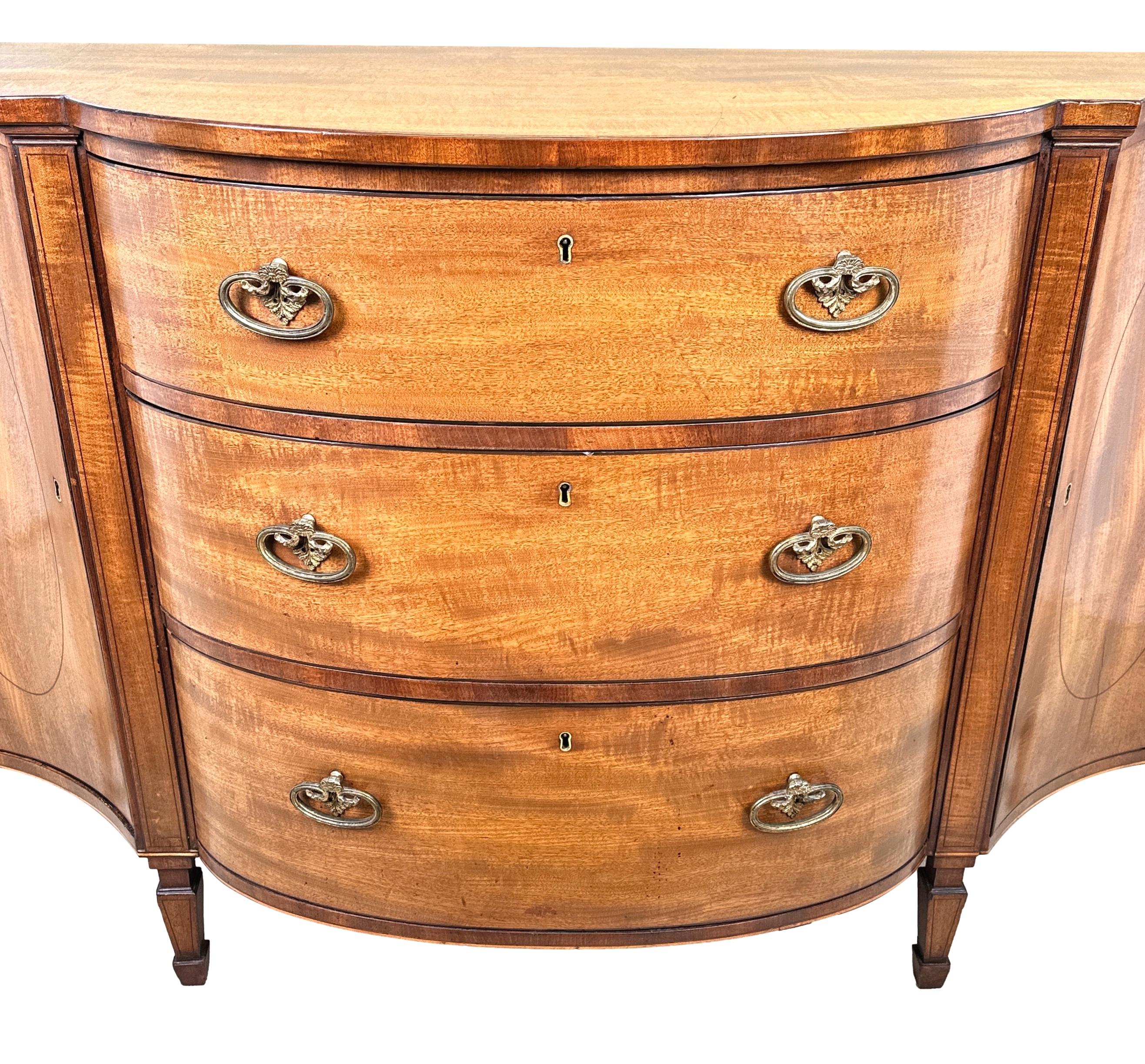 Georgian 18th Century Serpentine Side Cabinet Commode For Sale 3