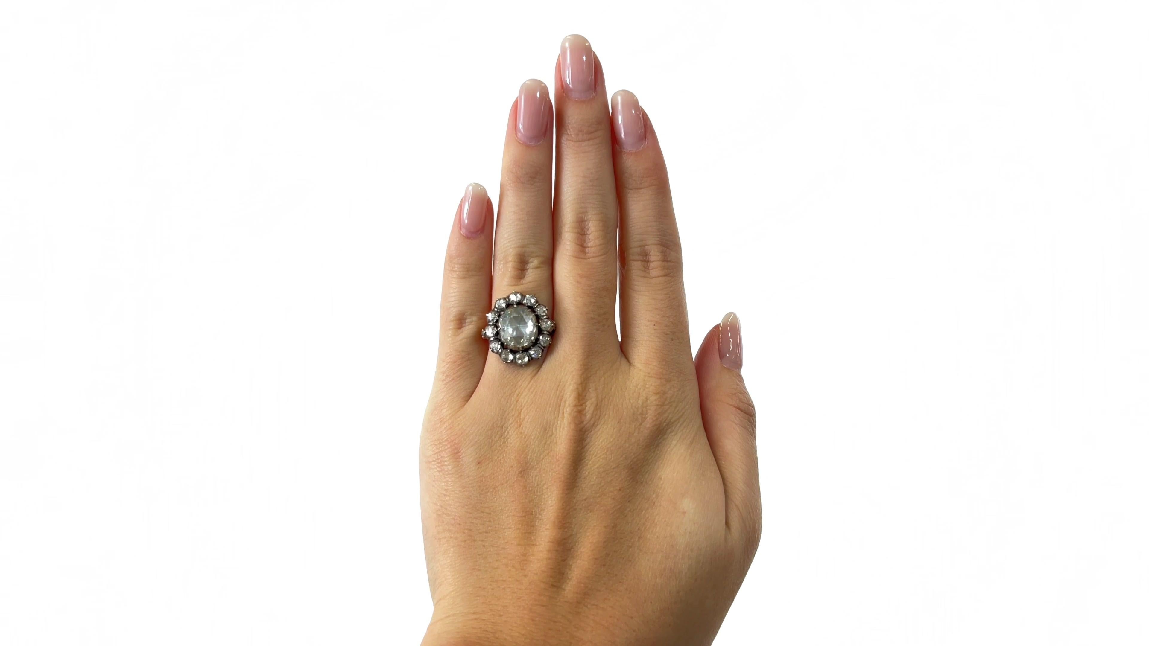 Eine georgische niederländische Revival Rose Cut Diamond Gold Cluster Ring. Ein Diamant im Rosenschliff mit einem Gewicht von ca. 3,00 Karat, Farbe I-J, Reinheit VS2, gefasst in einer verdeckten, geschlossenen Lünettenfassung mit Spannring.