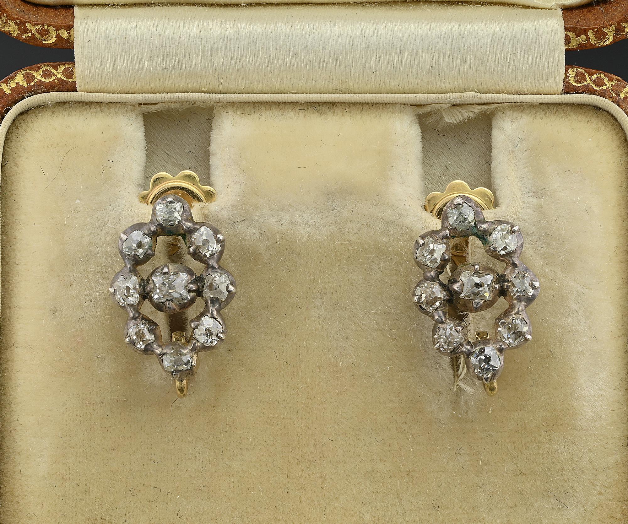 Ein außergewöhnliches Paar langer Ohrringe aus der georgianischen Ära um 1800
Handgefertigt aus Silber über massivem 15 KT Gold mit Ausnahme der Pfosten, die ein späterer, sehr alter Ersatz aus massivem 18 KT sind.
Fabelhaftes Design für Tag und