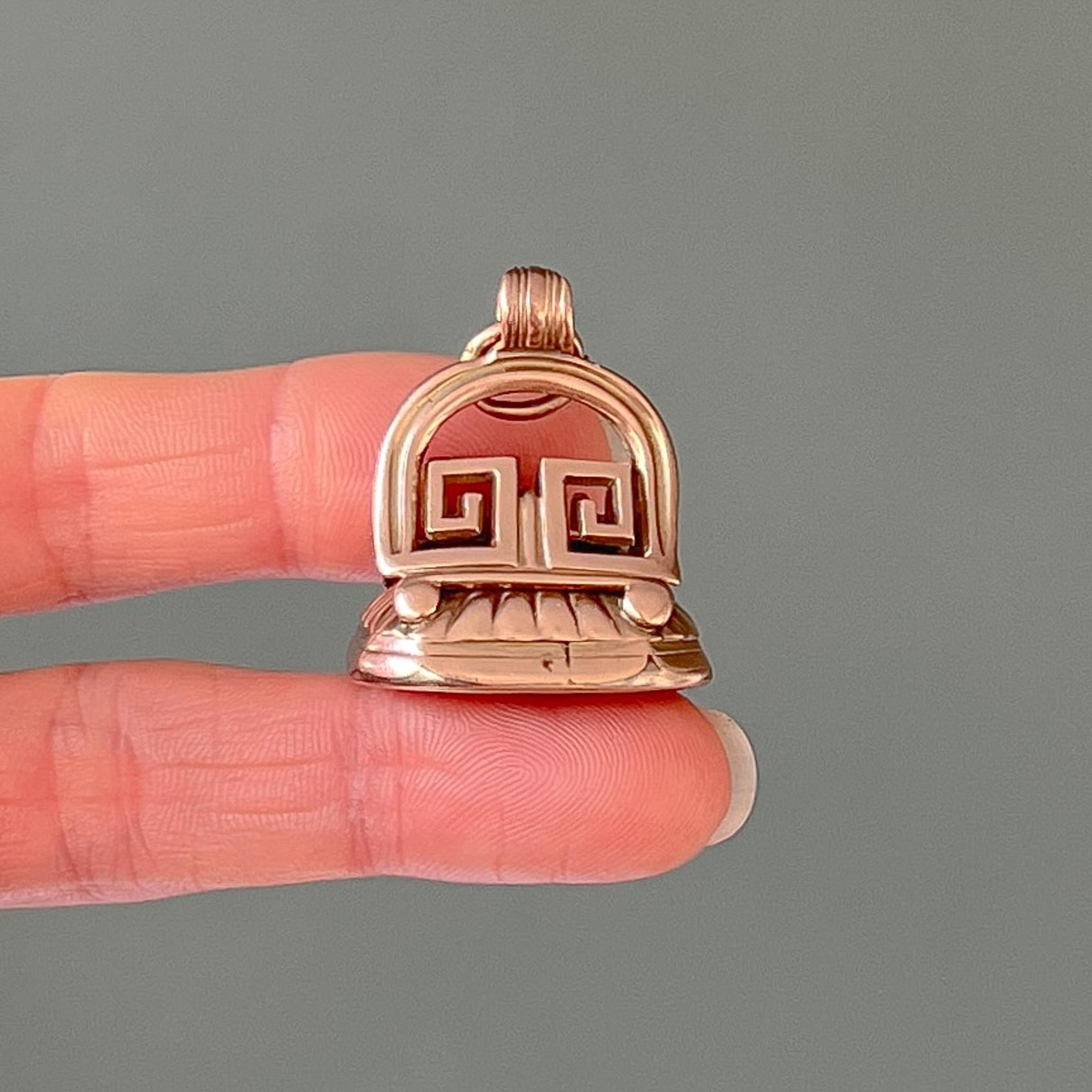 Antique Georgian 9K Gold Carnelian Coat of Arms Seal Fob Charm In Good Condition For Sale In Rotterdam, NL