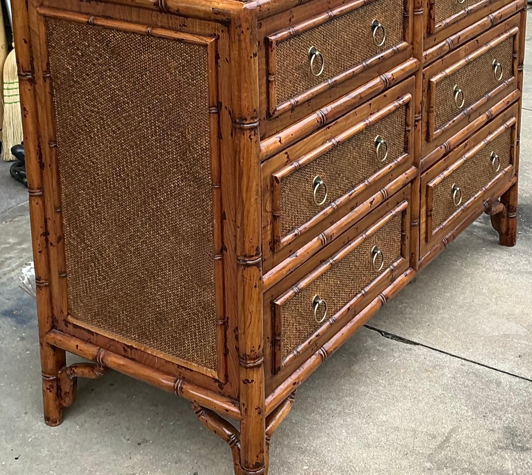 Estetismo Cassapanca / Commode in stile Aesthetic Movement georgiano in bambù bruciato e tela d'erba in vendita