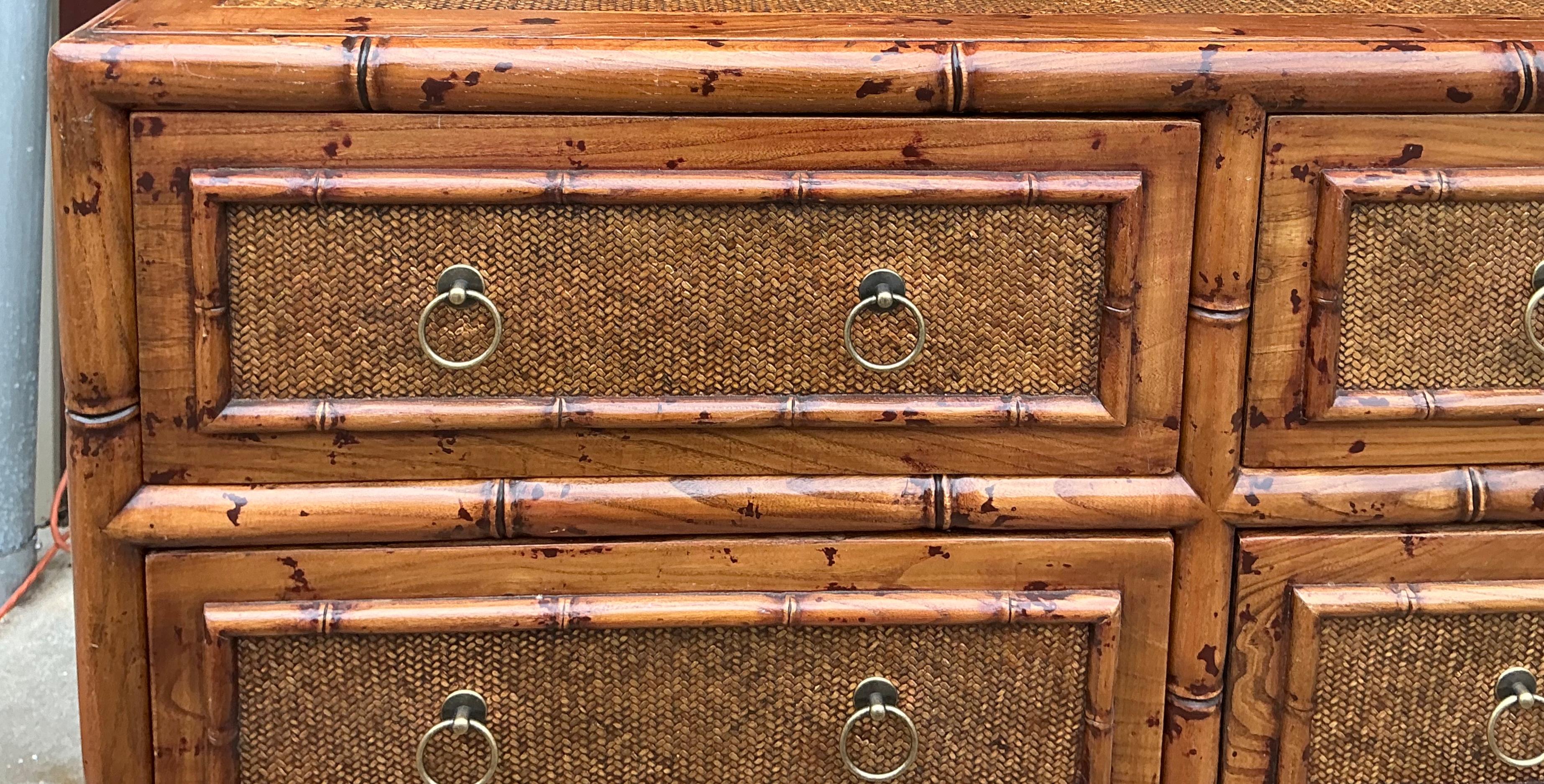Filippino Cassapanca / Commode in stile Aesthetic Movement georgiano in bambù bruciato e tela d'erba in vendita
