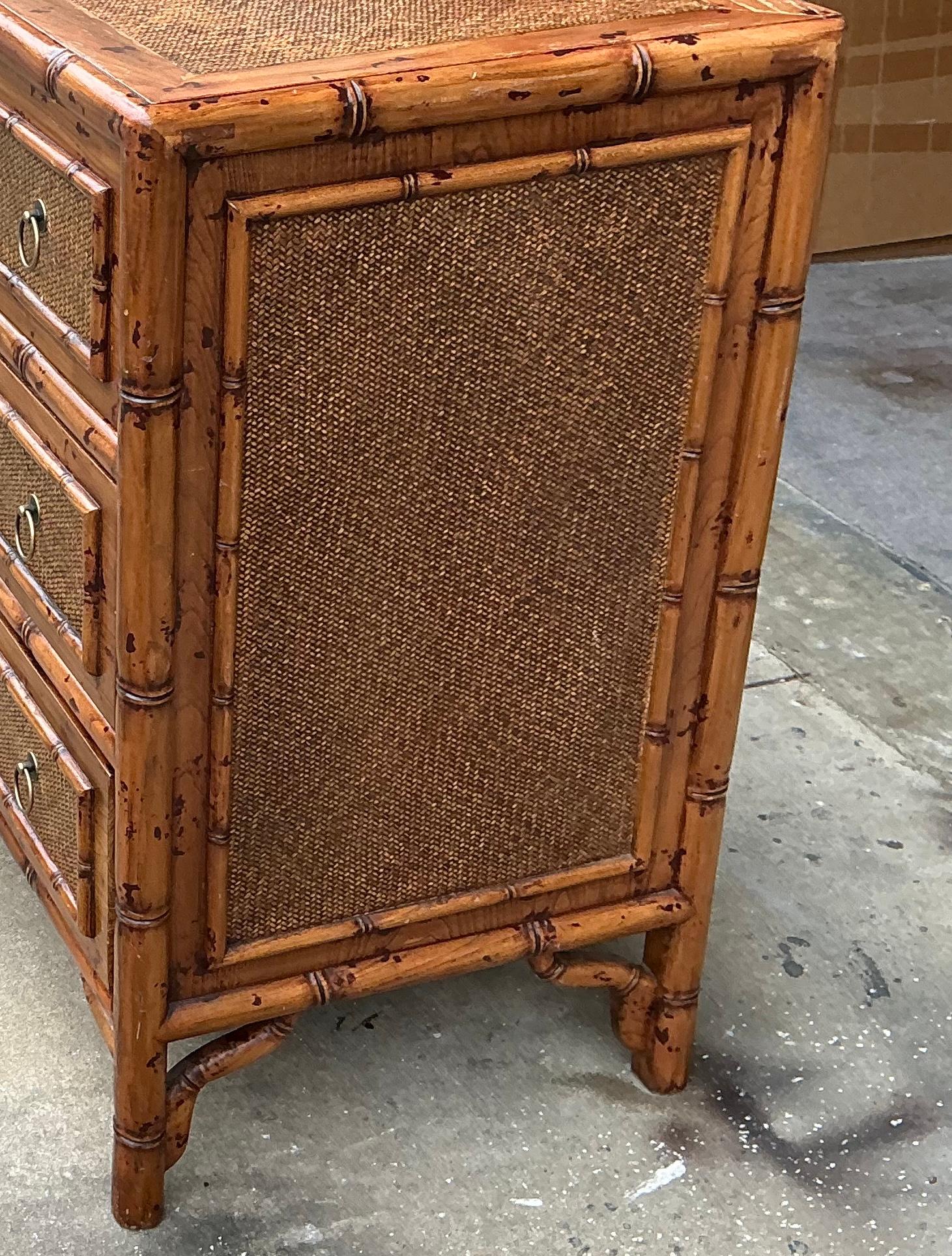 Cassapanca / Commode in stile Aesthetic Movement georgiano in bambù bruciato e tela d'erba In condizioni buone in vendita a Kennesaw, GA