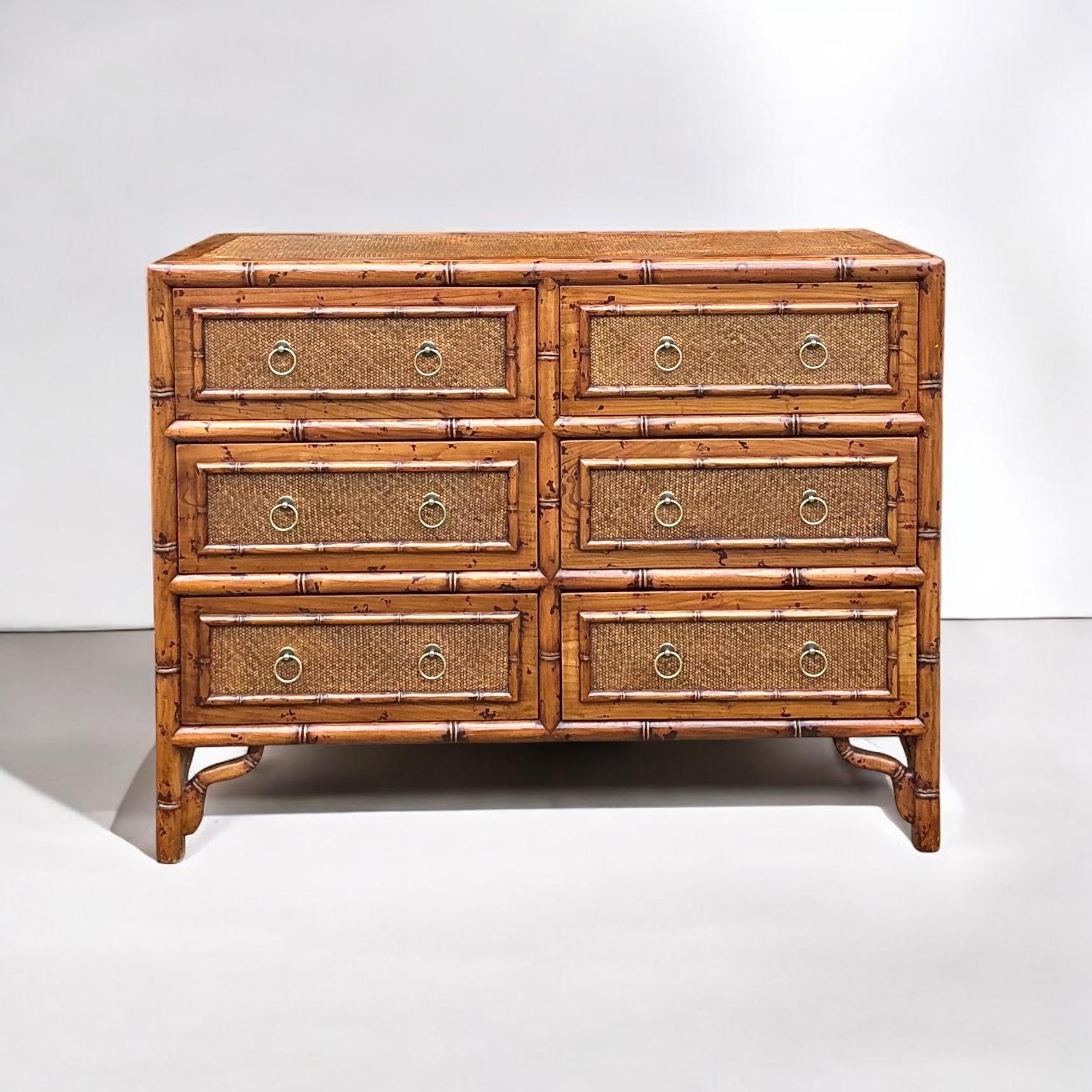 Cassapanca / Commode in stile Aesthetic Movement georgiano in bambù bruciato e tela d'erba in vendita 1