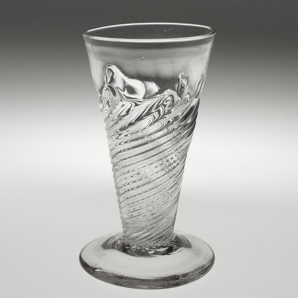 Überschrift : Flammenförmiges georgisches Bierglas um 1730
Zeitraum :  George II.
Herkunft: England
Farbe : Klar
Schale : Konisch mit flammenförmiger Ausformung
Fuß : Konisch
Pontil : Geschnappt
Glasart : Blei
Größe: 11cm Höhe, 5,9cm Durchmesser