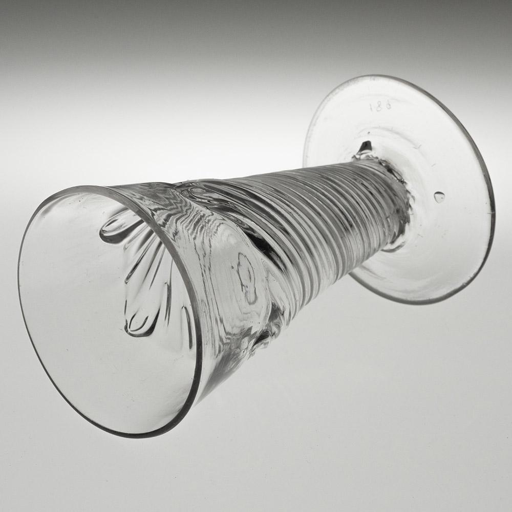 Georgianisches Ale-Glas mit geflammter Formgebung, um 1720 (Frühes 18. Jahrhundert) im Angebot