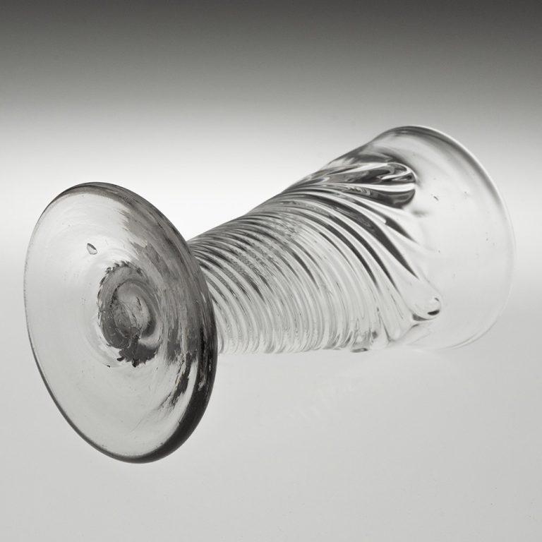 Georgianisches Ale-Glas mit geflammter Formgebung, um 1720 im Angebot 1