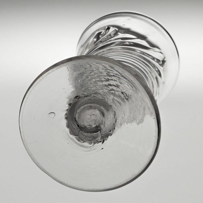 Georgianisches Ale-Glas mit geflammter Formgebung, um 1720 im Angebot 3