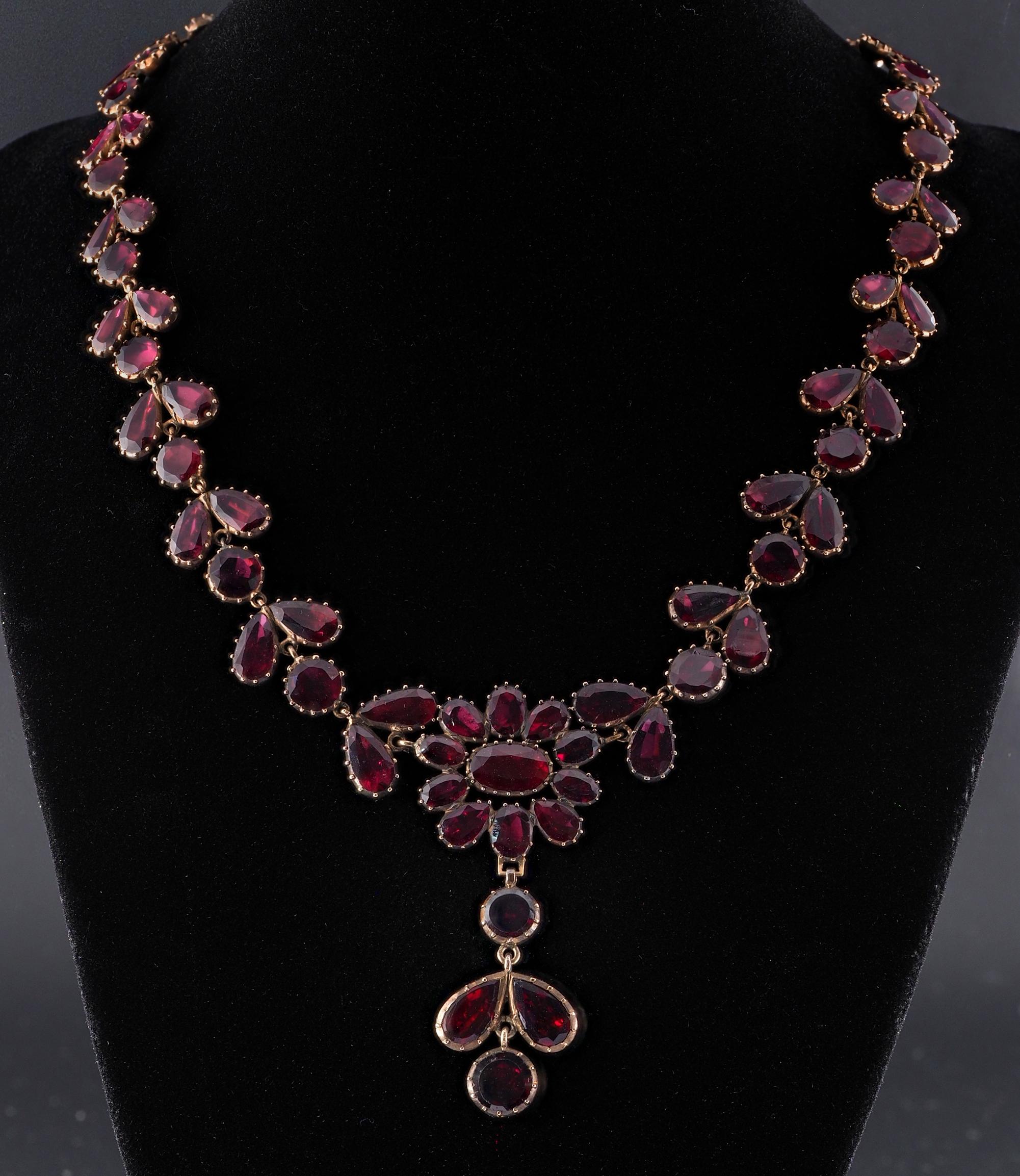 Red Garnet Love
Antique Georgian period, 1800 ca, beautiful necklace made during the time of solid 12 Kt gold
Comprising a riviere necklace with a centrepiece in the shape of a flower with suspended finial, close back setting as for Georgian