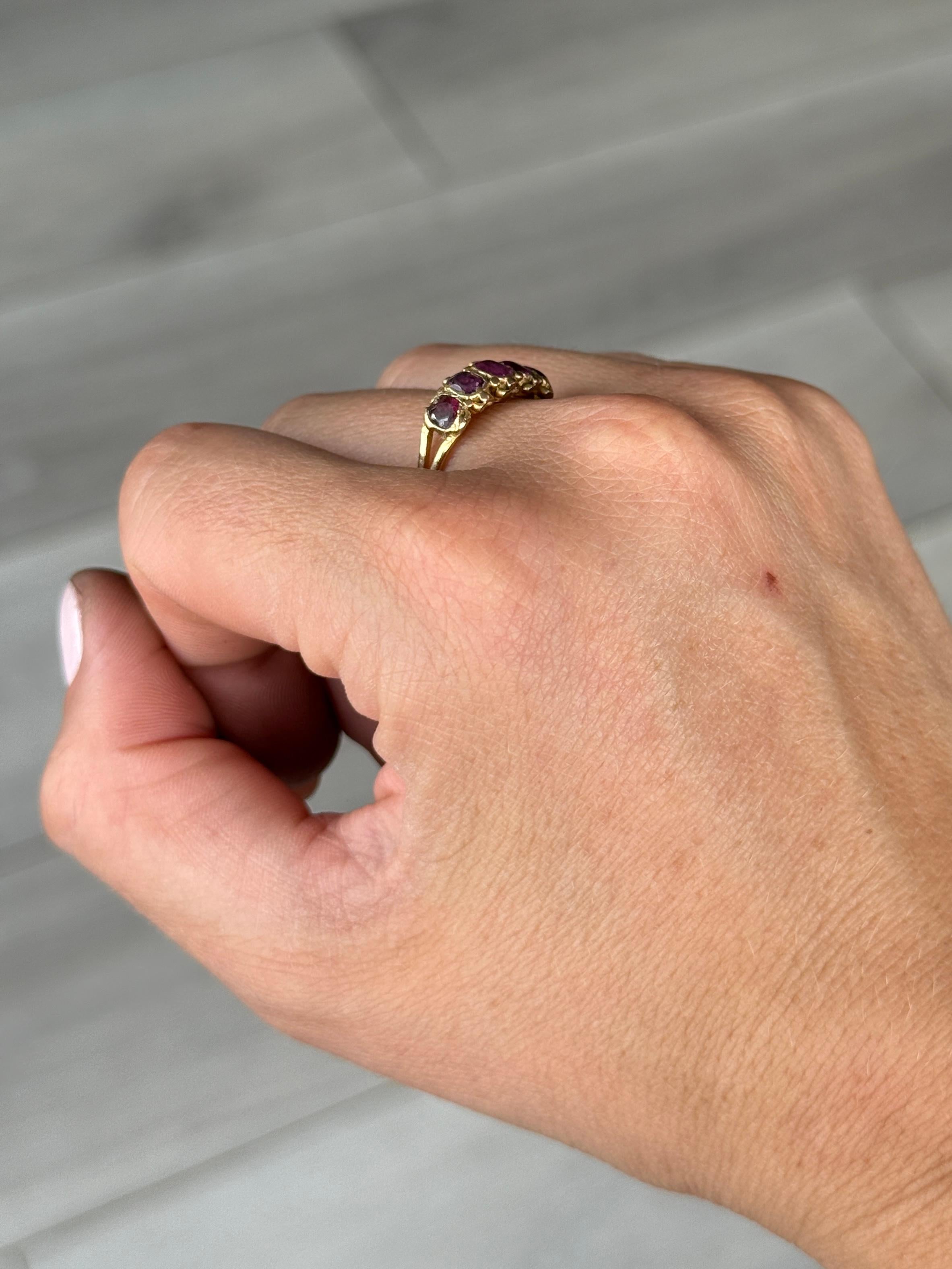 Cette bague contient cinq pierres d'améthyste d'une valeur totale d'environ 1carat. Modèle en or jaune 18 carats. 

Taille de la bague : M 1/2 ou 6 1/2
Largeur de la bande (point le plus large) : 6,5 mm
Hauteur hors doigt : 3mm

Poids : 1.8 g