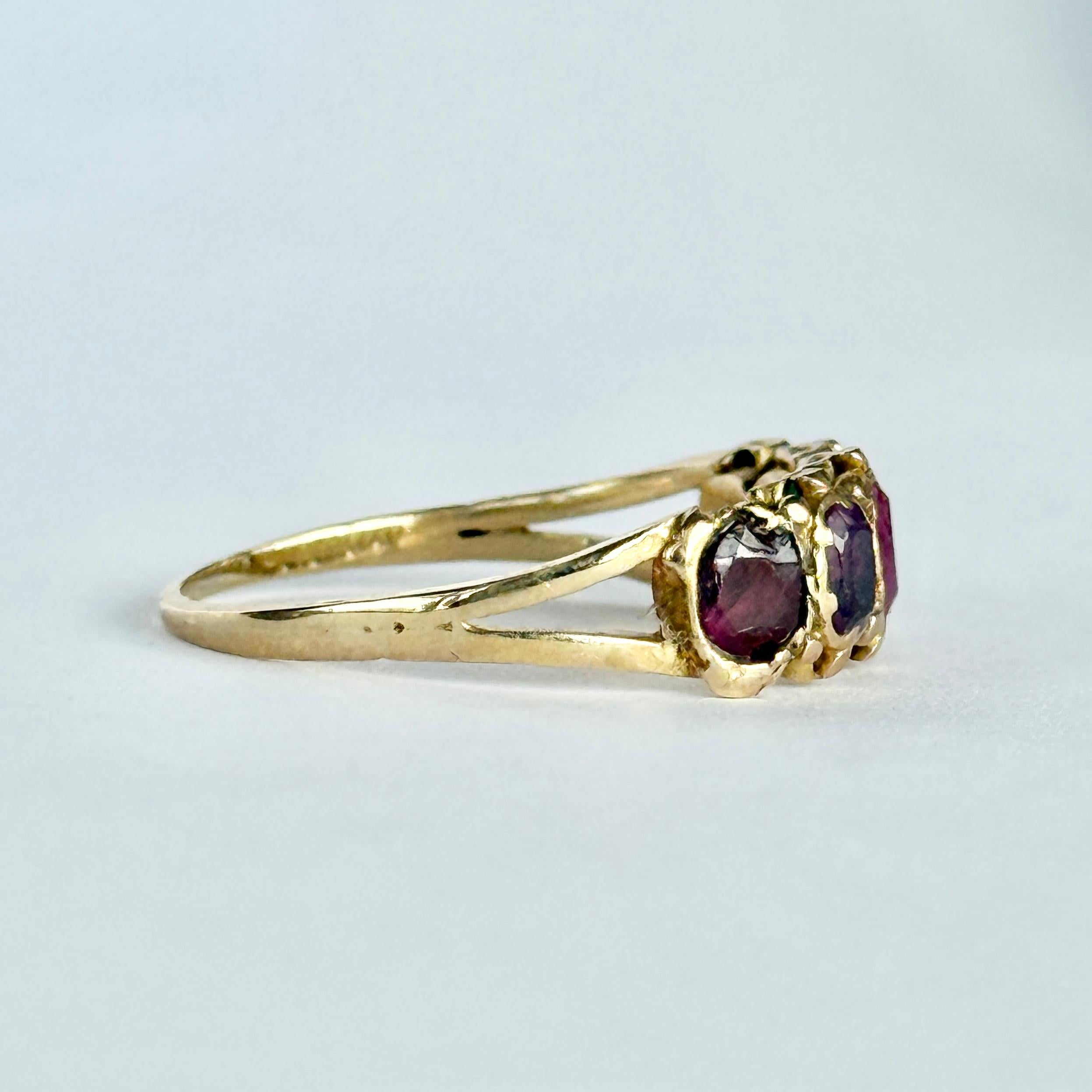 Bague géorgienne en améthyste et or 18 carats à cinq pierres Bon état - En vente à Chipping Campden, GB