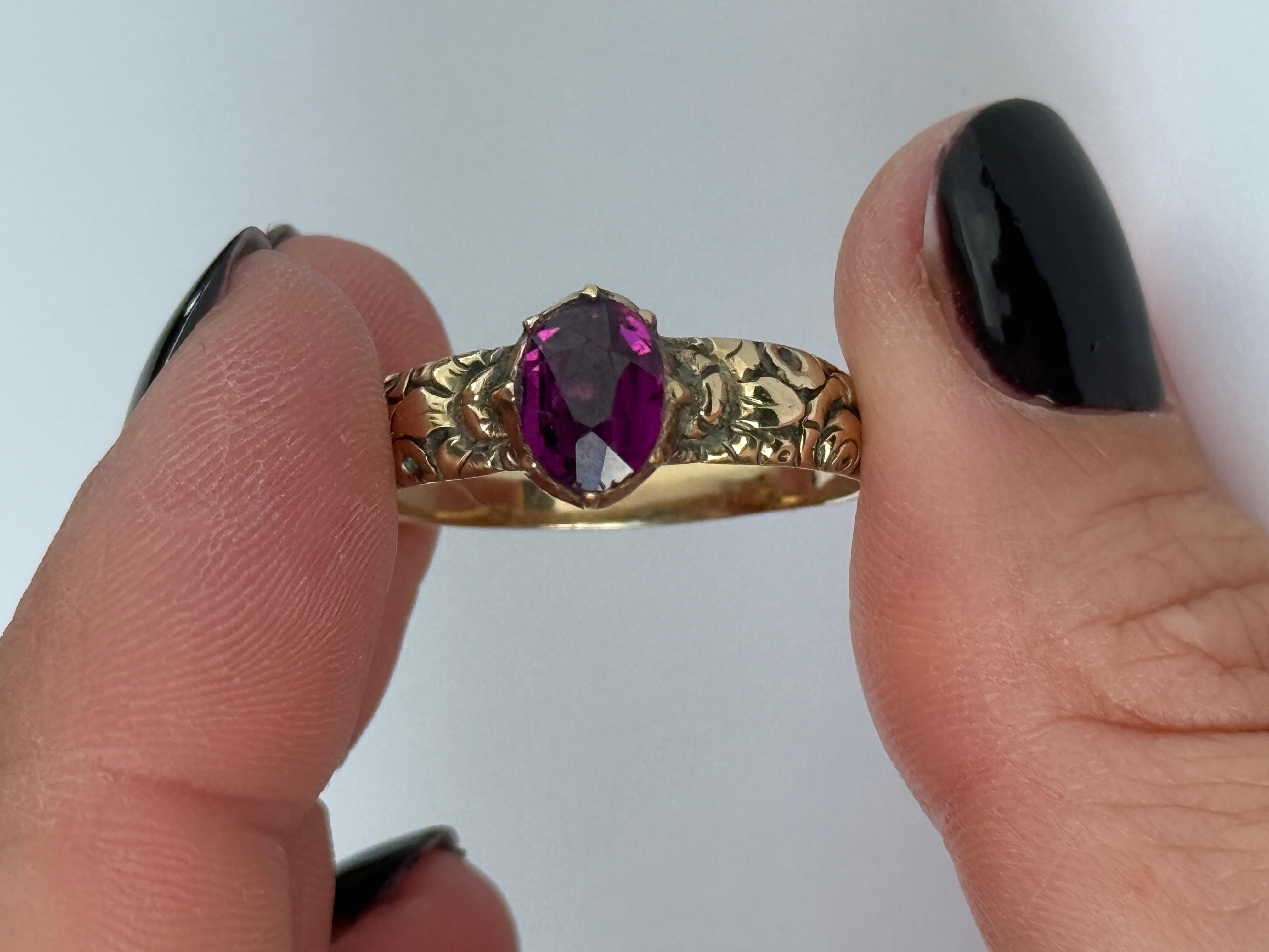 Cette magnifique bague contient une améthyste mesurant 85pts. Les épaules de cette bande sont ornées de superbes détails floraux. Modèle en or jaune 9 carats. 

Taille de l'anneau : V 1/2 ou 10 3/4
Largeur de la face : 9 mm
Hauteur hors doigt :
