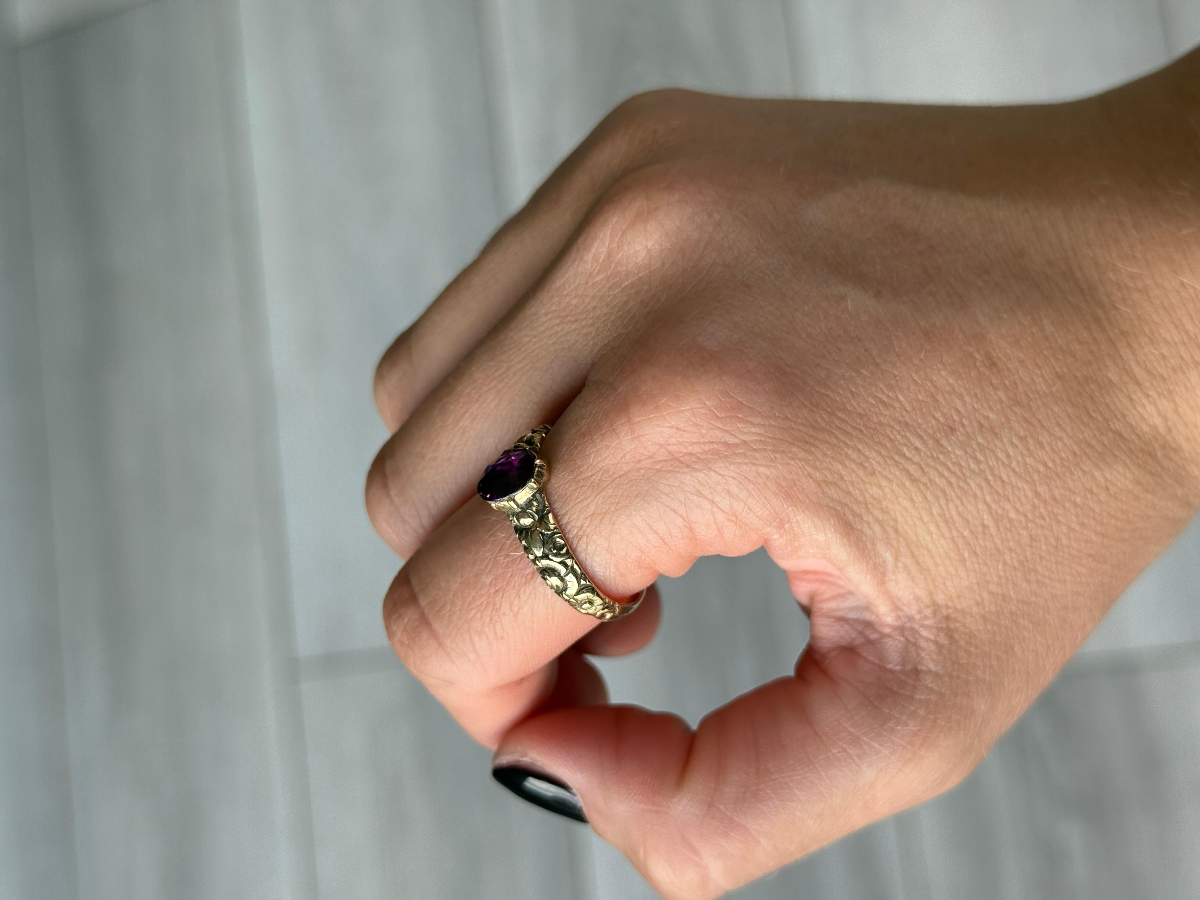 Taille ovale Bague solitaire en améthyste géorgienne et or 9 carats en vente