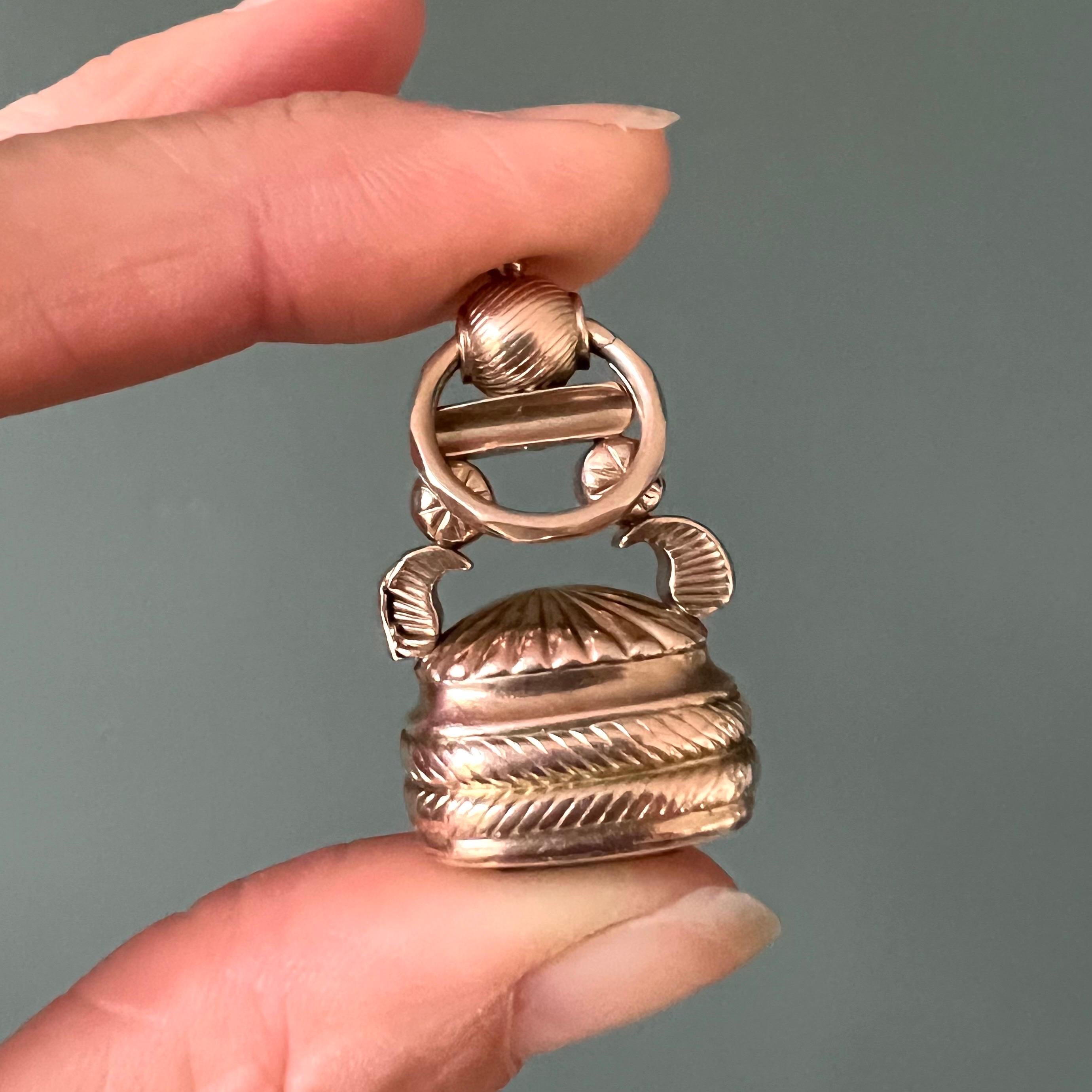 Questo ciondolo Charme Antiques in oro 9ct con pietra citrina e anello spaccato è un notevole gioiello di epoca georgiana (circa 1714-1837). Questo ciondolo presenta una pietra citrina, dalla tipica tonalità giallo-dorata, tagliata in una forma