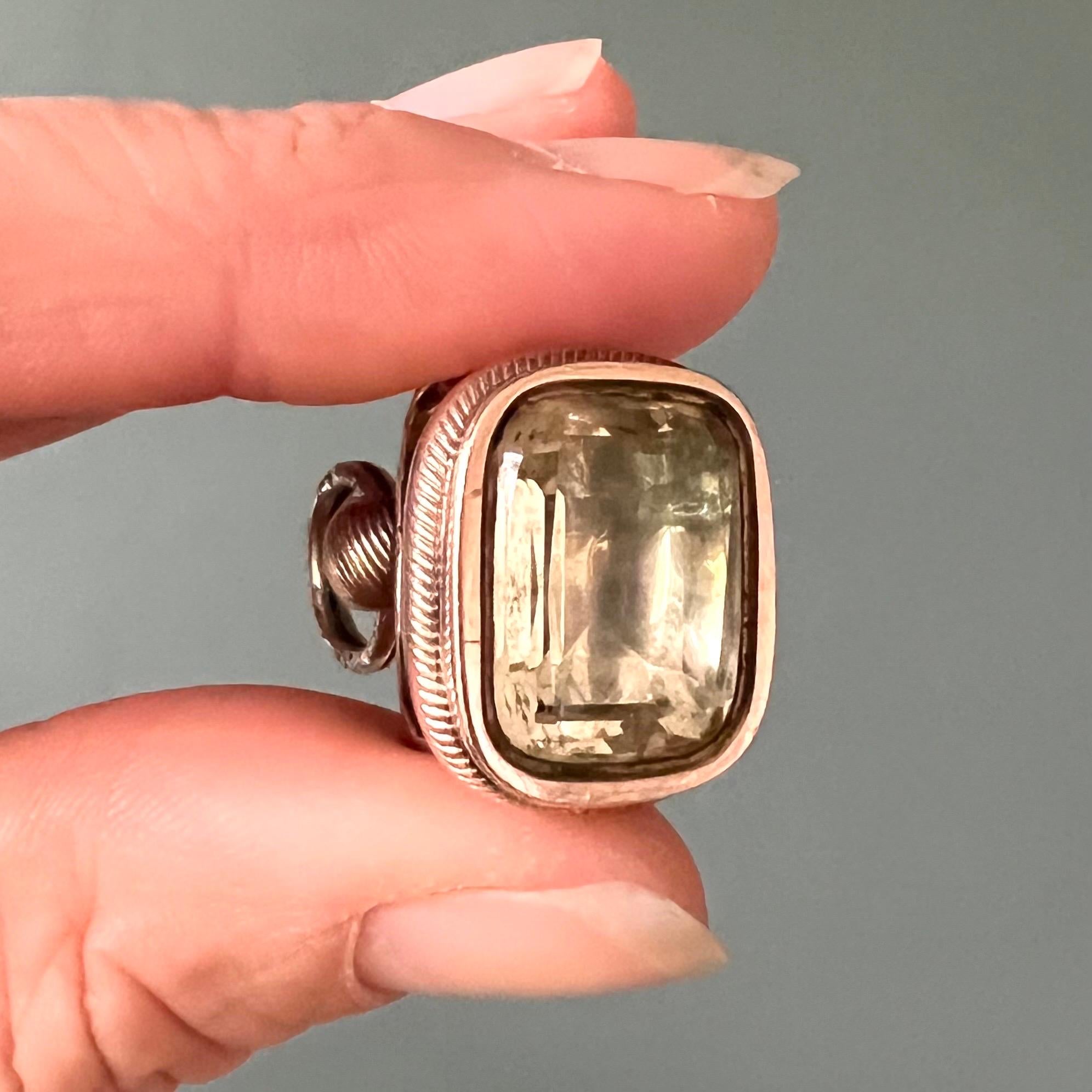 Georgien Breloque de bague fendue géorgienne ancienne en or avec citrine gravée en vente