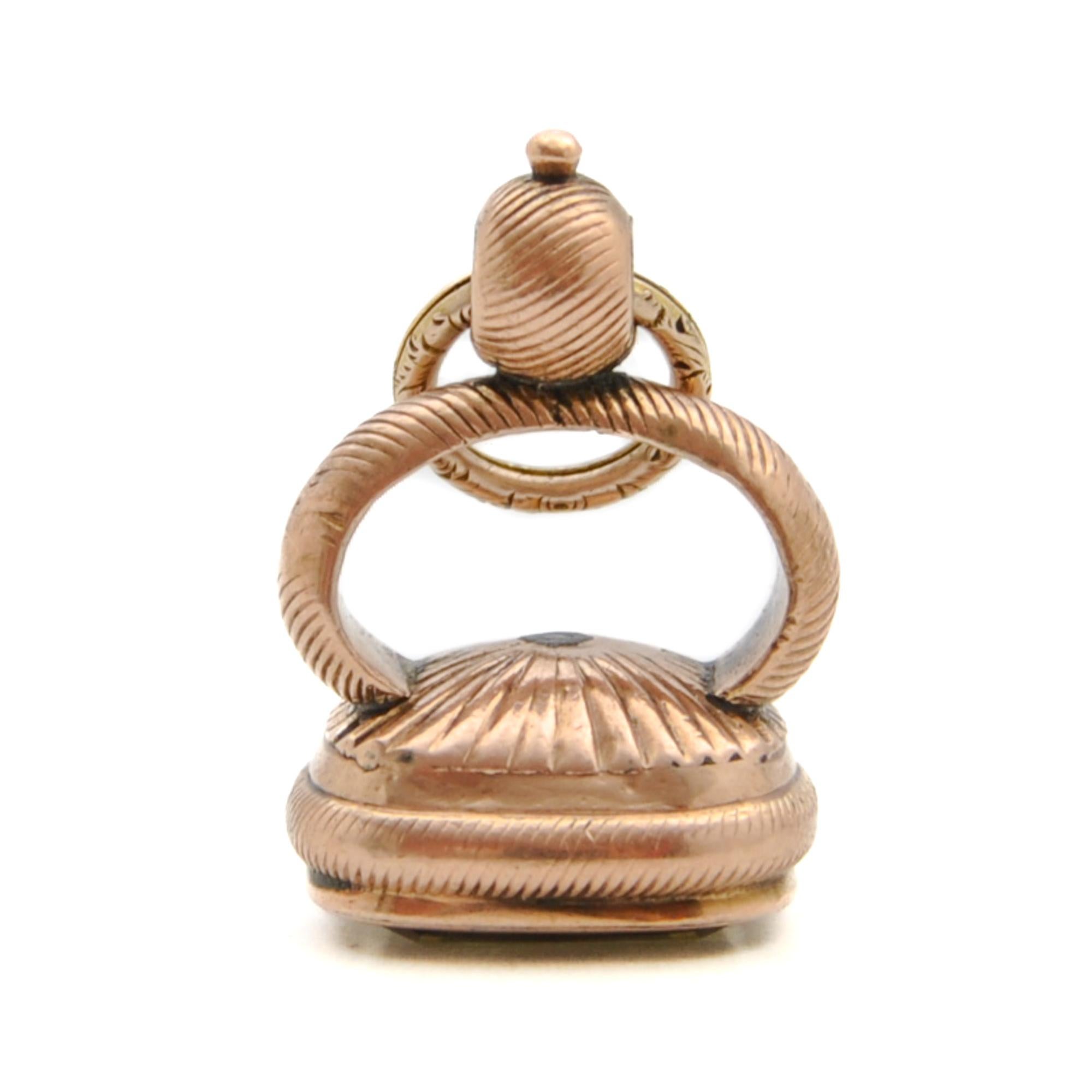Taille carrée Breloque de bague fendue géorgienne ancienne en or avec citrine gravée en vente