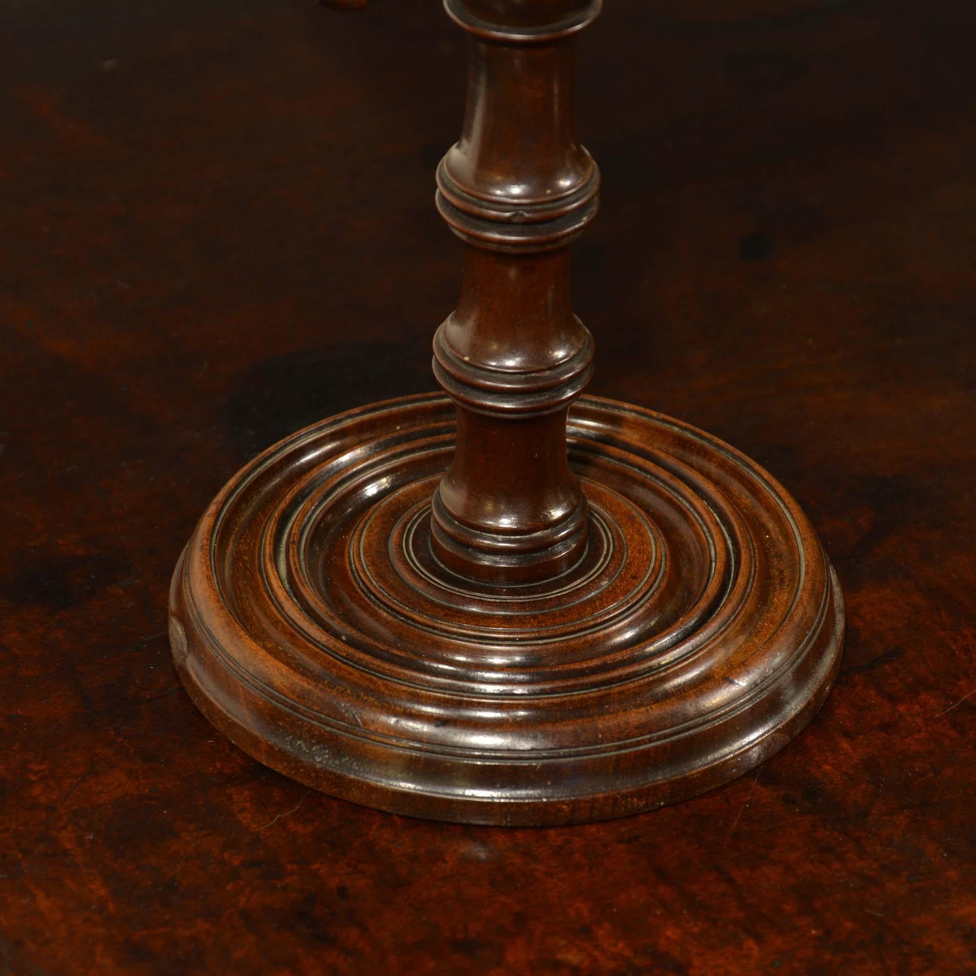 XVIII secolo Portacandele georgiano in mogano antico in vendita