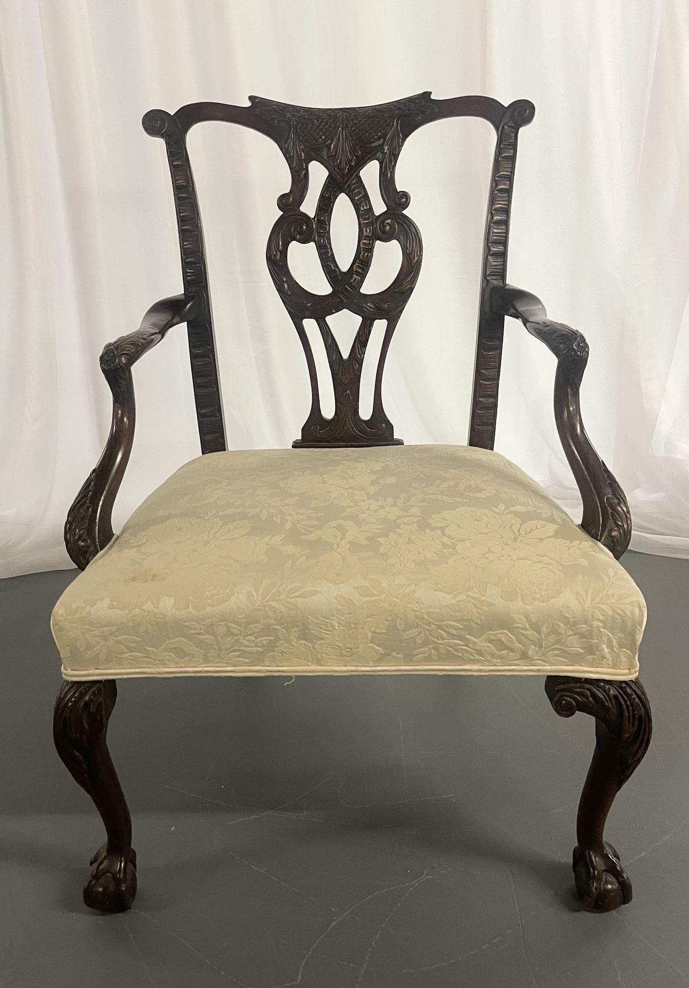 Georgian Arm, fauteuil de bureau. Boule et griffe
 
Une chaise à bras de type boule et griffe finement sculptée et bien datée dans le goût géorgien.  Les rails de la crête sculptés au-dessus des éclisses percées sculptées avec une chute dans le