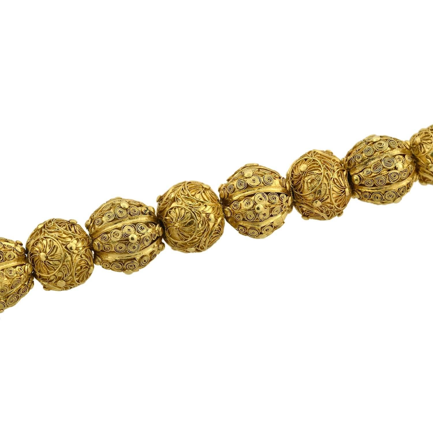 Collier de perles géorgien orné de fil métallique forgé à la main de haute teneur en carats en vente 1