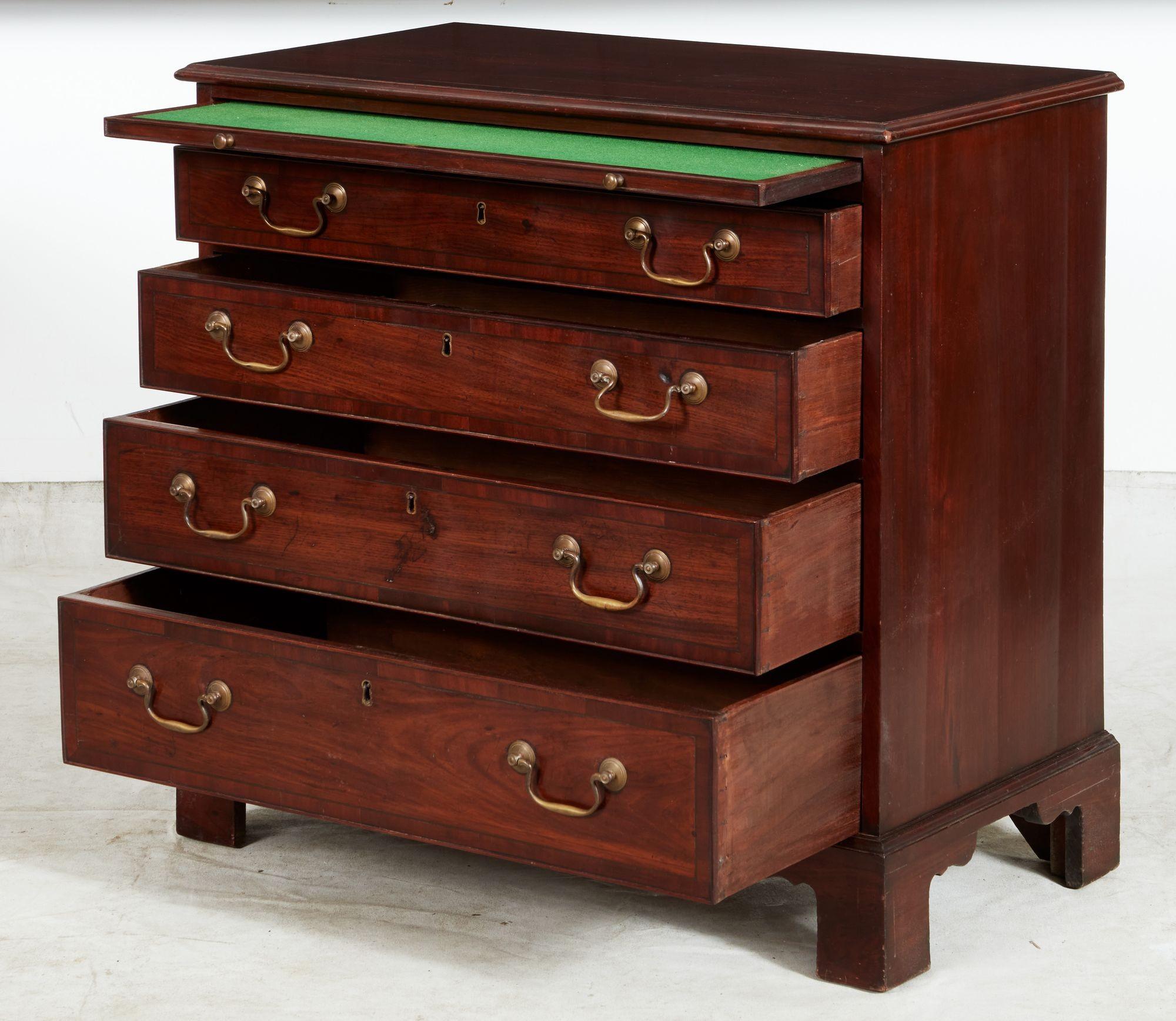 Georgianische Bachelor's Chest (Englisch) im Angebot