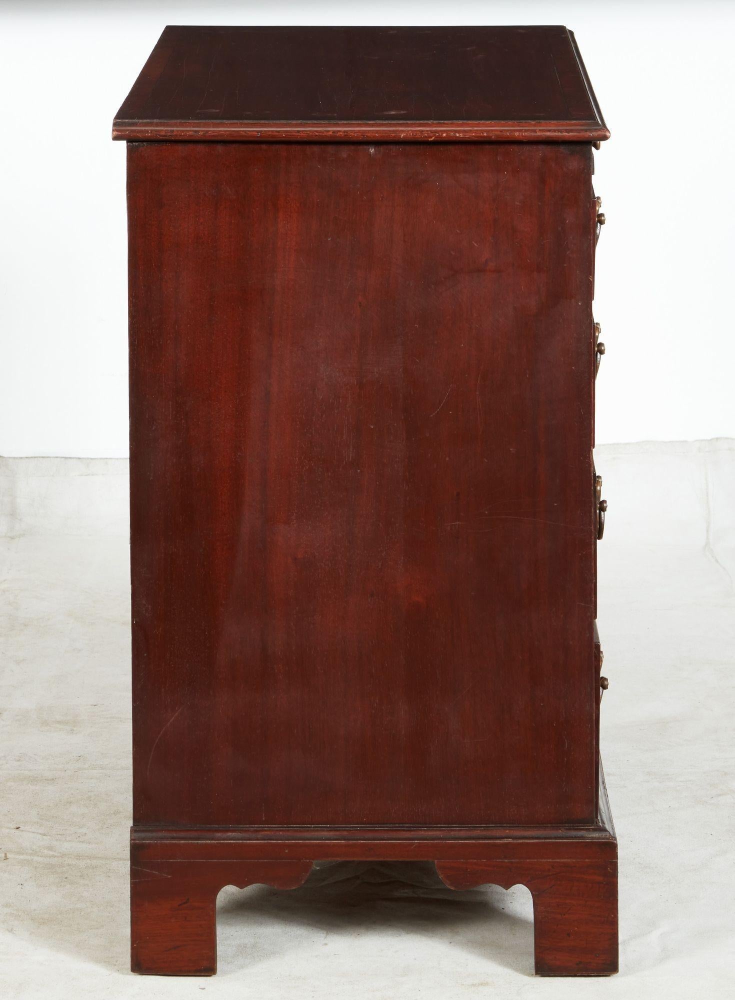 Georgianische Bachelor's Chest (18. Jahrhundert) im Angebot