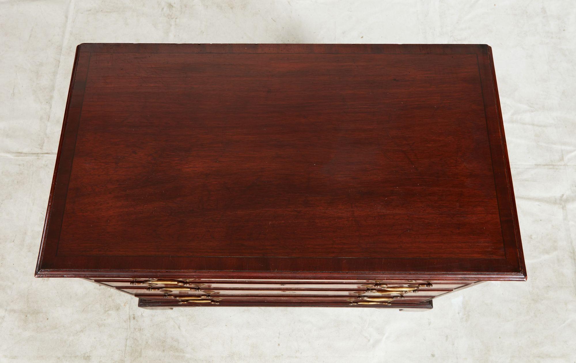 Georgianische Bachelor's Chest (Mahagoni) im Angebot