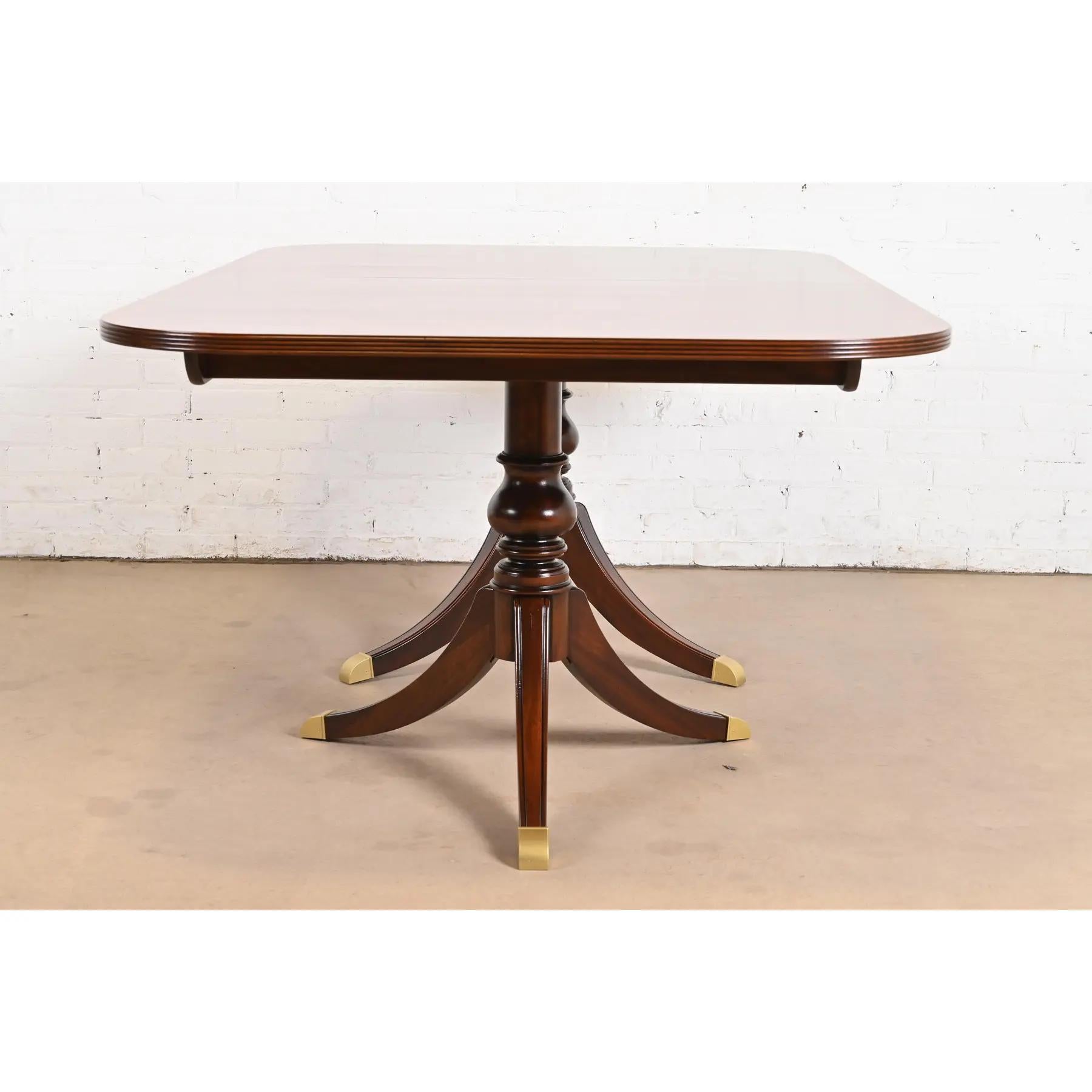 Georgian Banded Flame Mahogany Double Pedestal Dining Table, Refinished For Sale 5