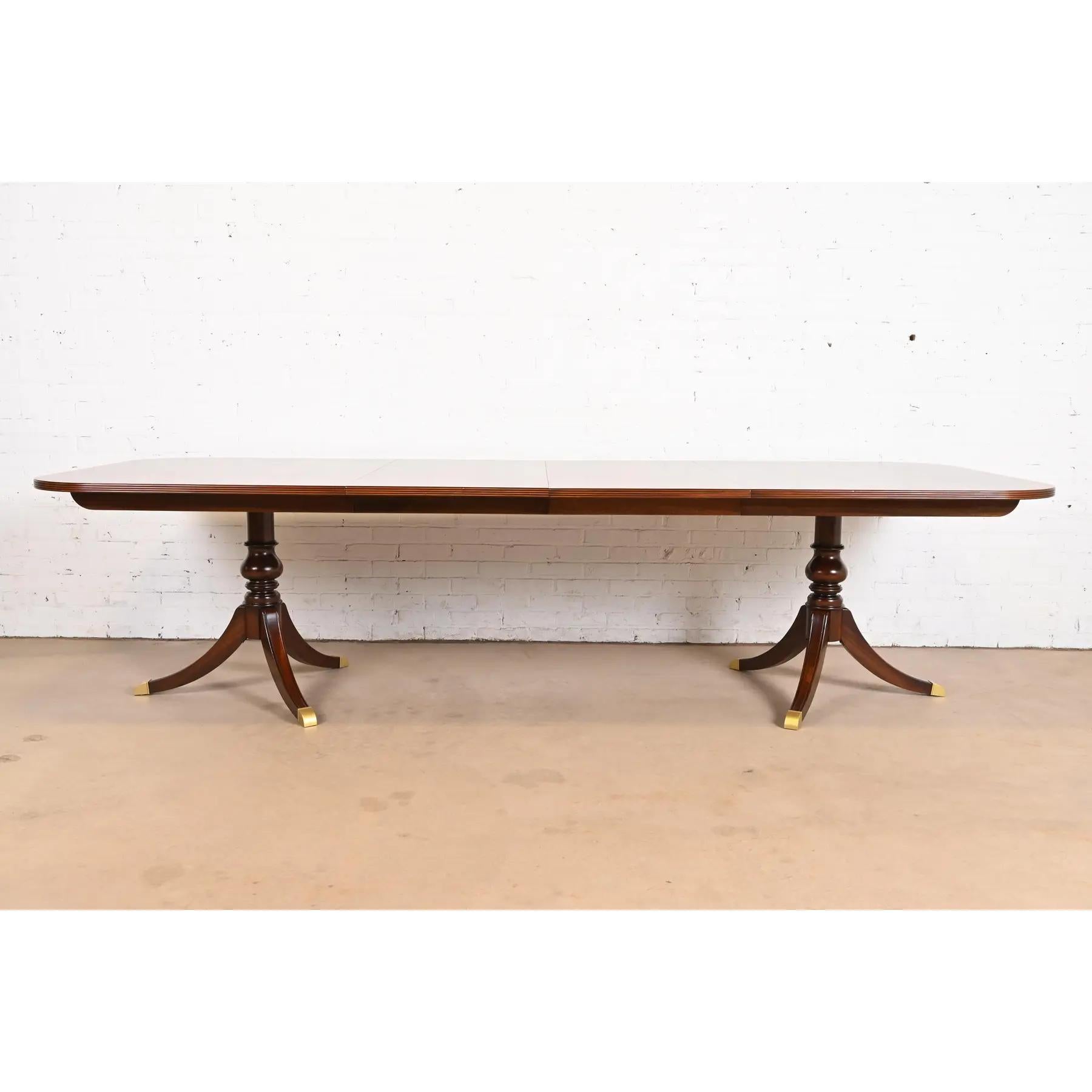 Georgian Banded Flame Mahogany Double Pedestal Dining Table, Refinished In Good Condition For Sale In South Bend, IN