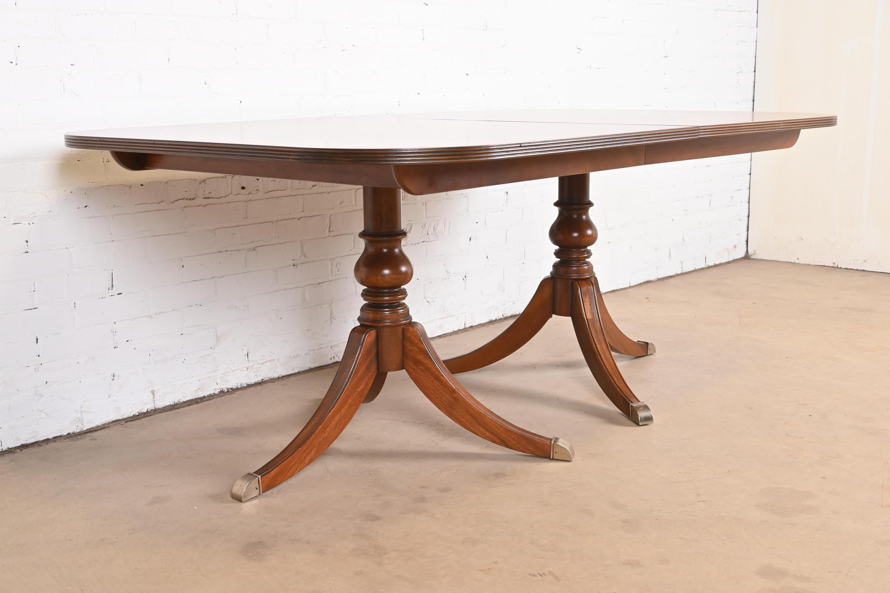 Georgian Banded Flame Mahogany Double Pedestal Extension Dining Table For Sale 10