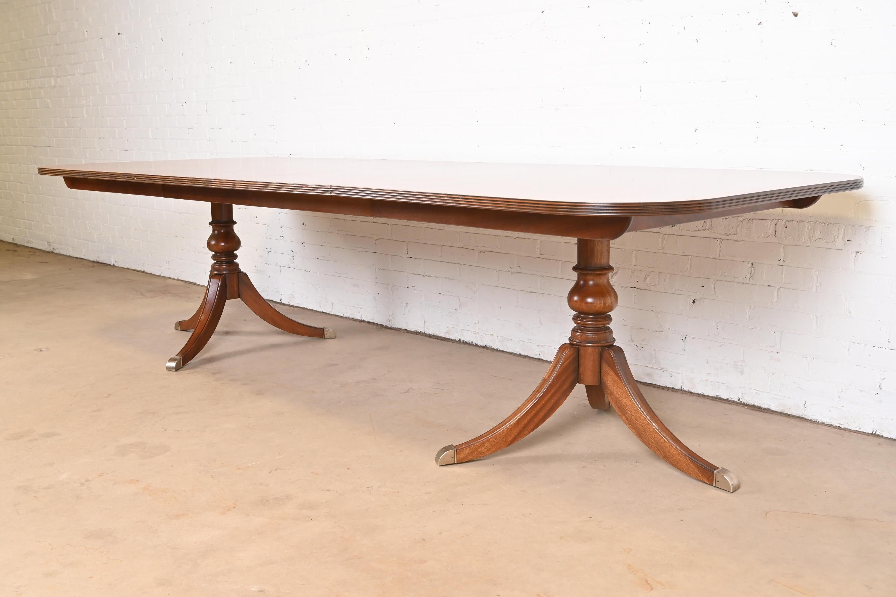 Georgian Banded Flame Mahogany Double Pedestal Extension Dining Table In Good Condition For Sale In South Bend, IN