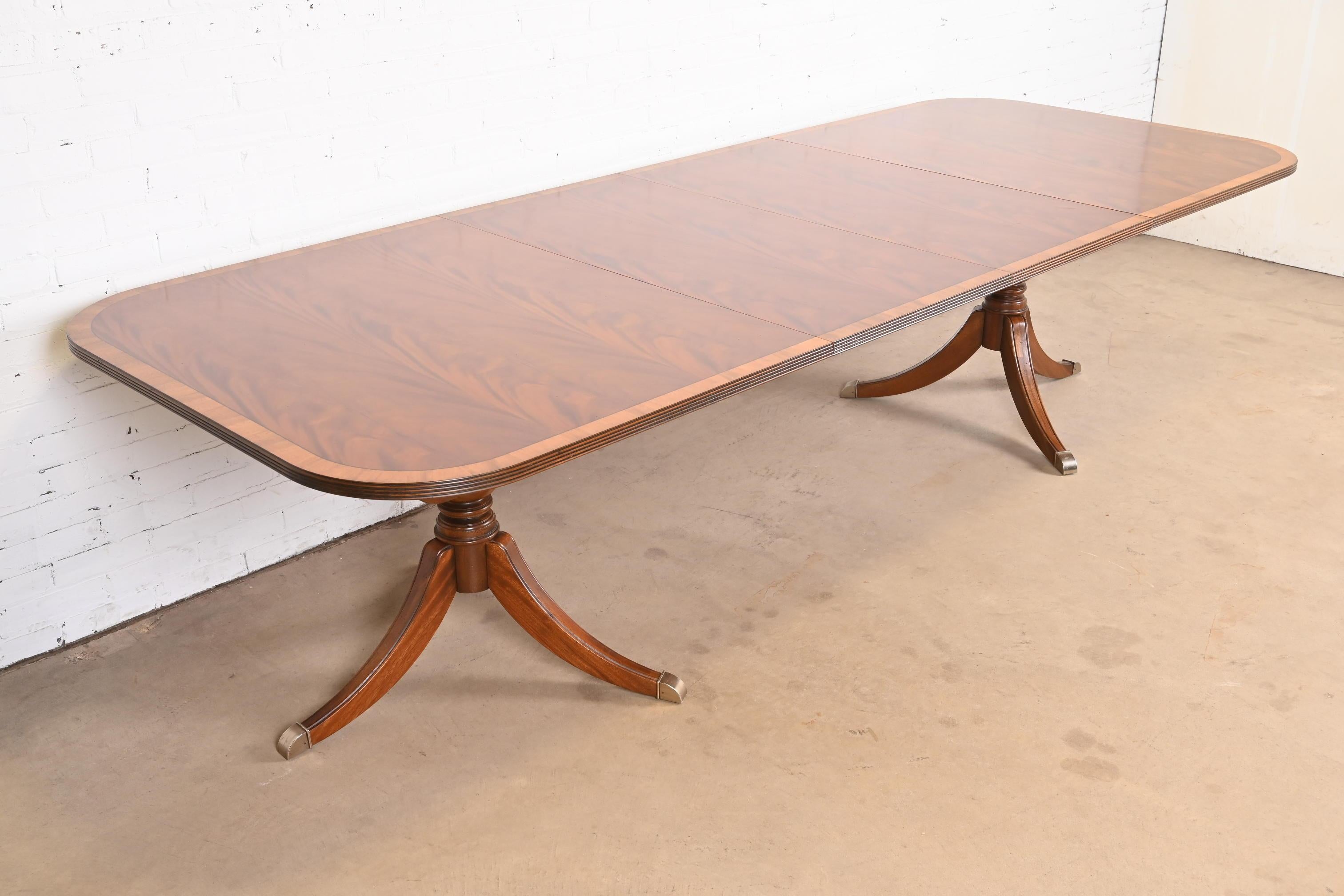 Late 20th Century Georgian Banded Flame Mahogany Double Pedestal Extension Dining Table For Sale