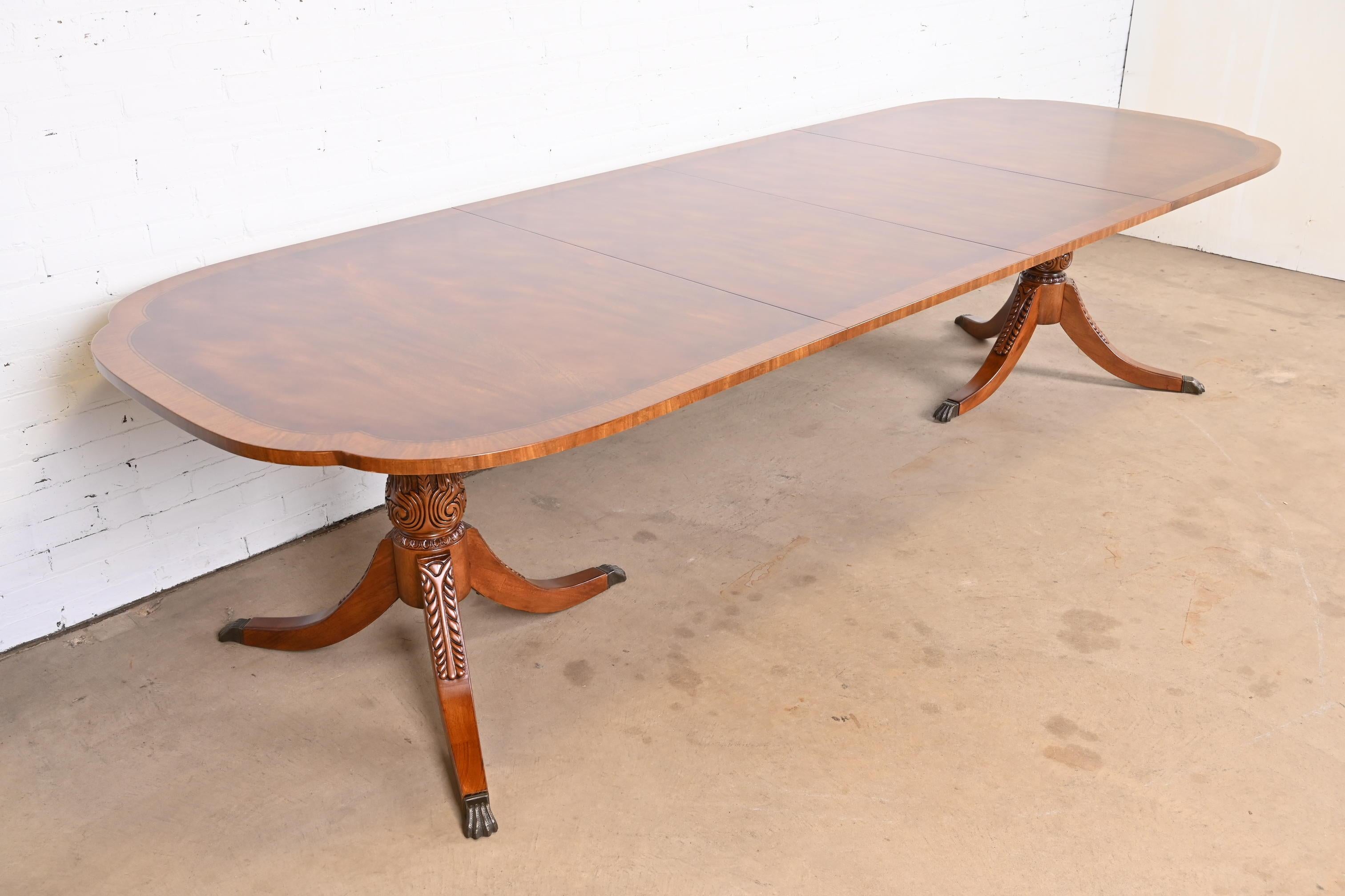 Georgian Banded Mahogany Double Pedestal Dining Table Attributed to Henredon In Good Condition In South Bend, IN
