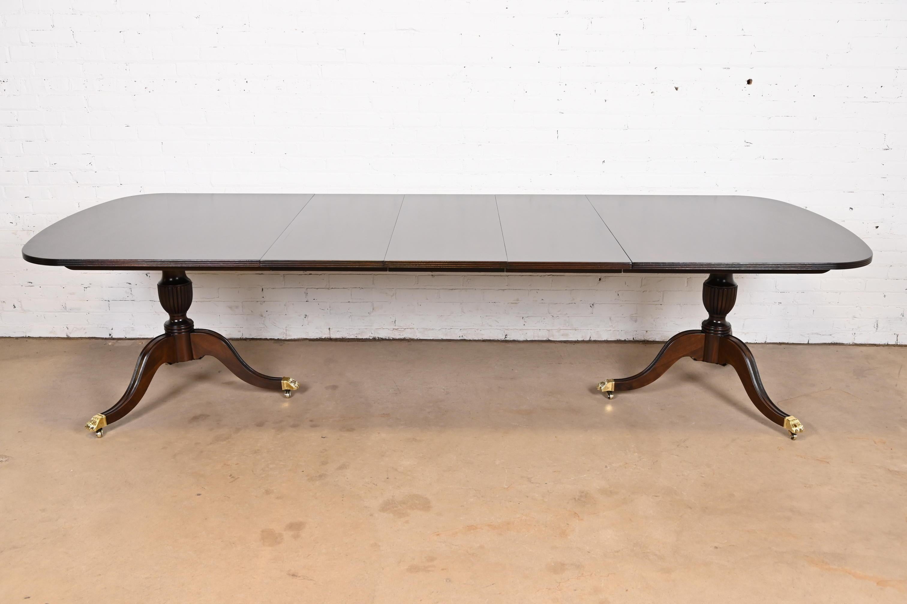 Georgian Banded Mahogany Double Pedestal Extension Dining Table, Refinished In Good Condition In South Bend, IN