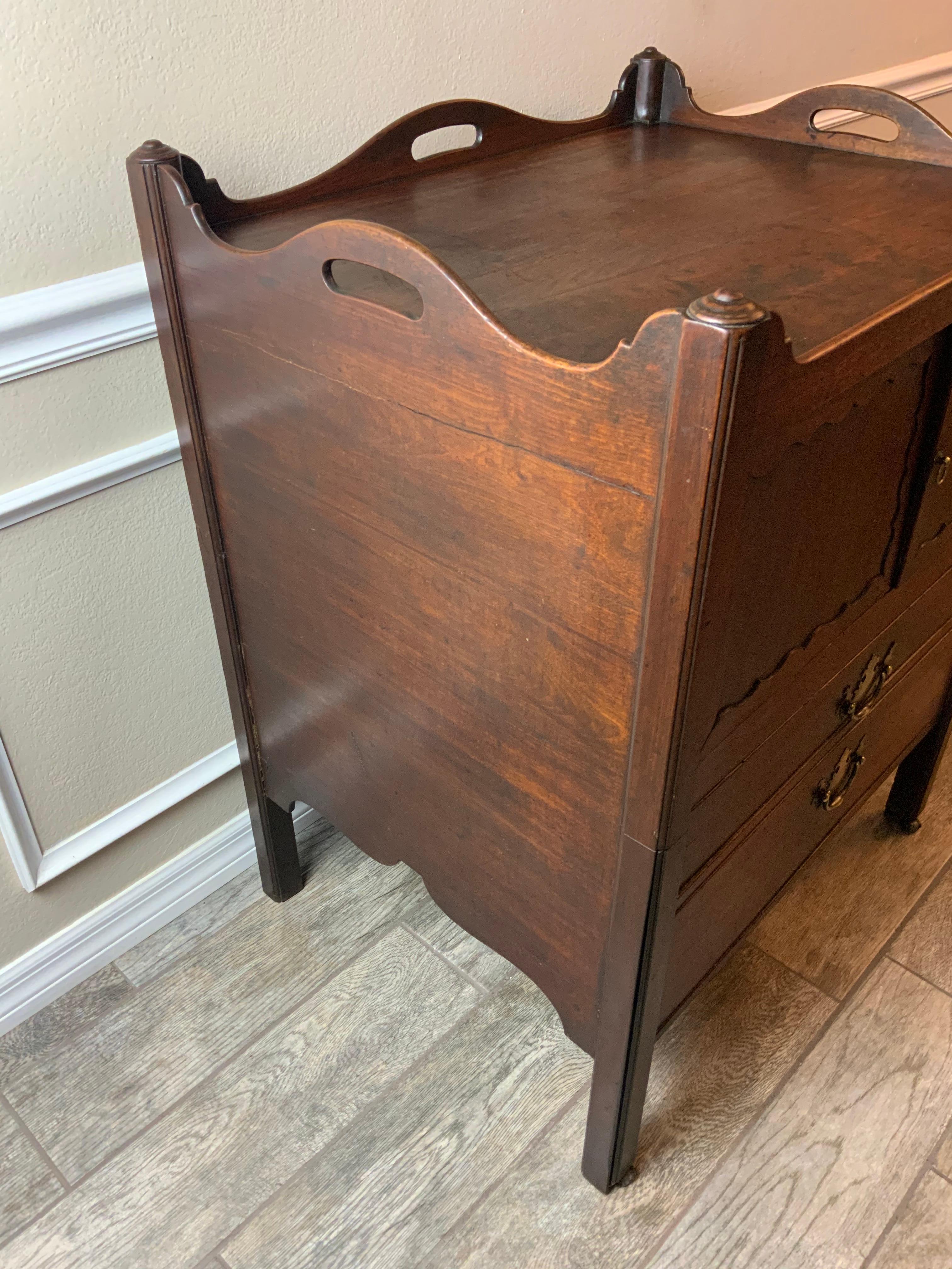 Georgian Bedside Table / Commode In Good Condition In Bradenton, FL