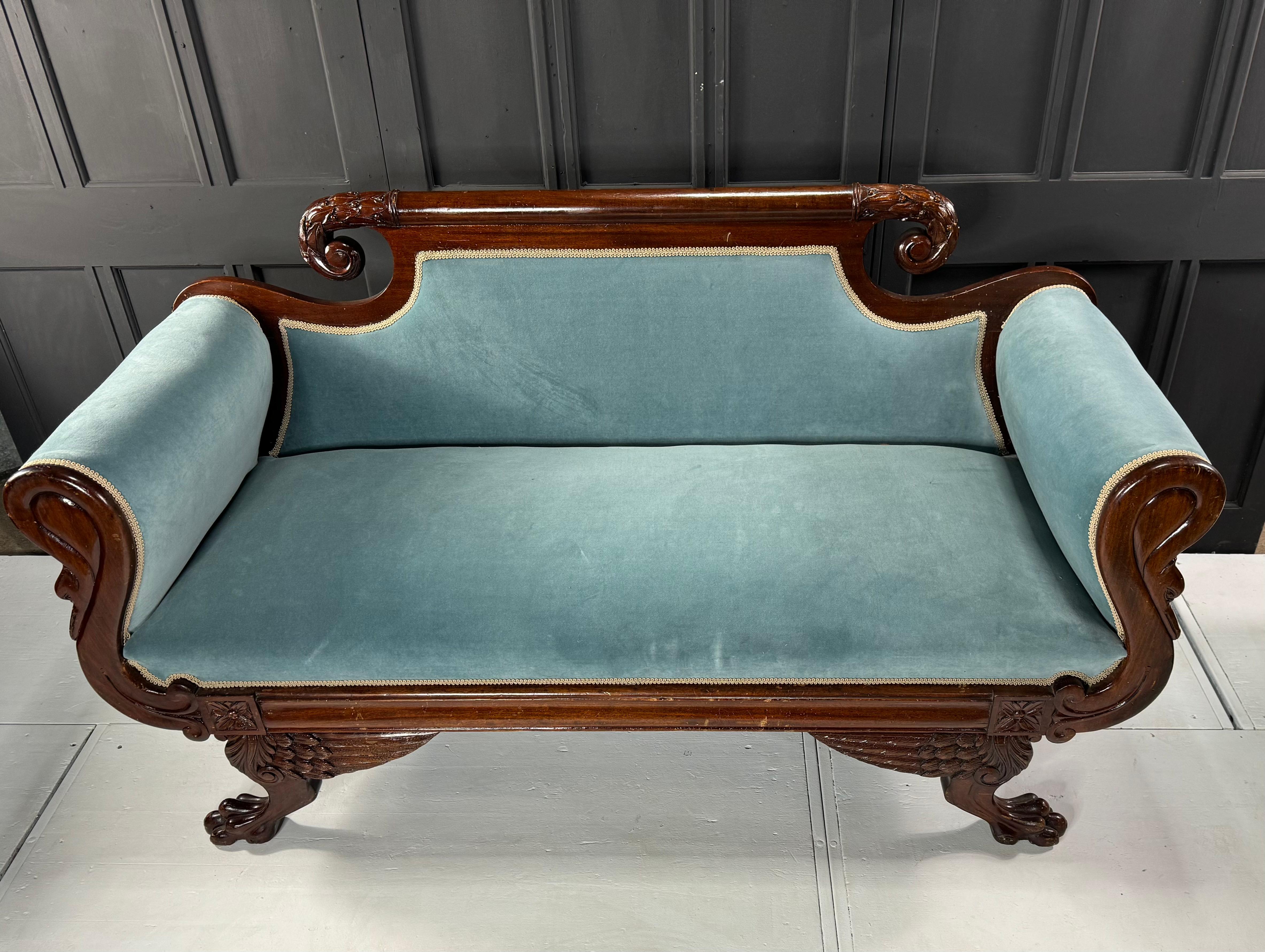 Canapé 2 places Biedermeier géorgien en excellent état.
Le canapé a été professionnellement retapissé dans un tissu de couleur d'époque et a été retendu et ressorti.
Le cadre est très décoratif, représentant des têtes de cygnes à chaque extrémité,