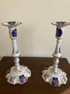 Candeleros georgianos de esmalte Bilston, reservas azules y flores policromadas, c1780