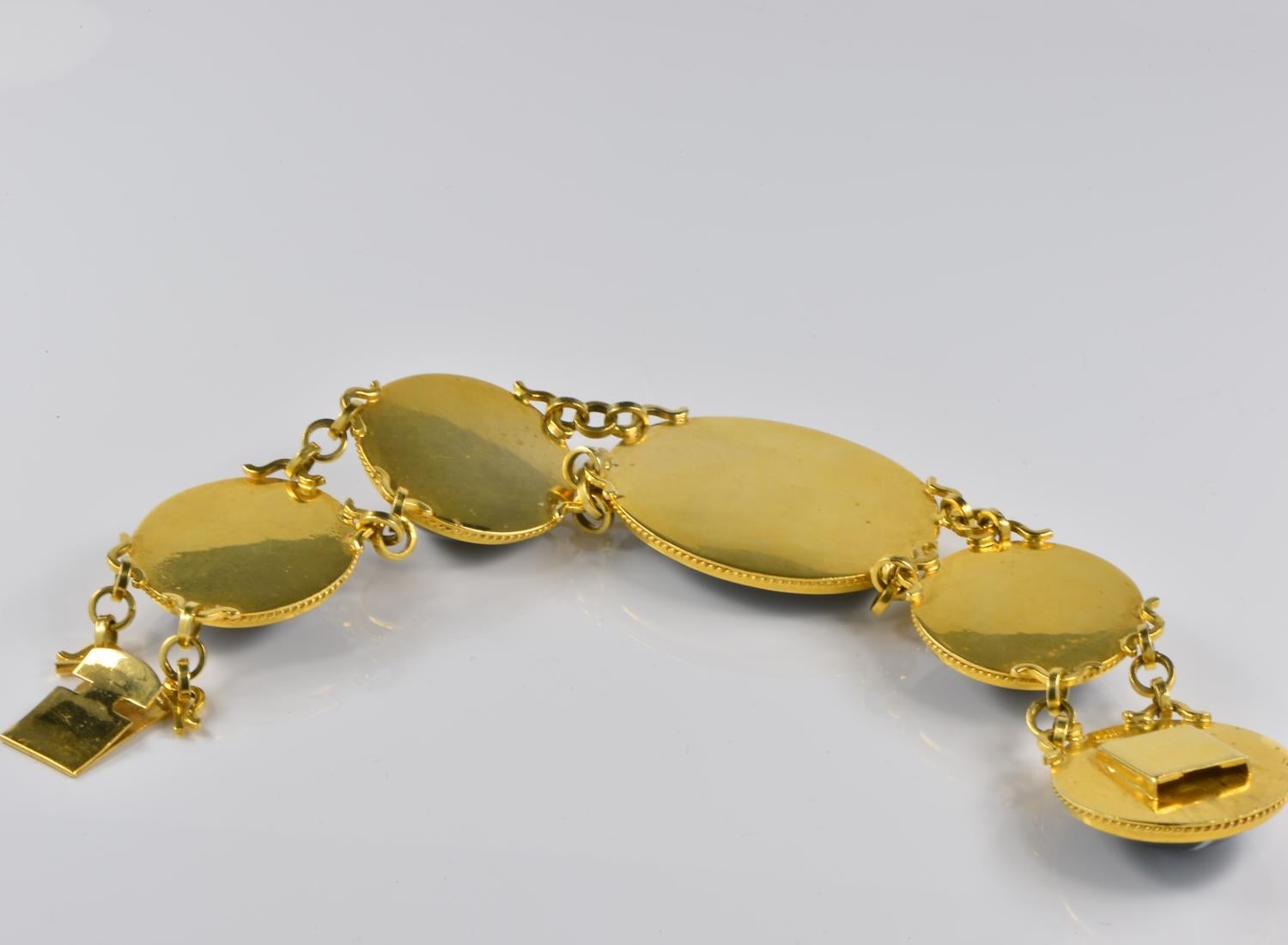 Taille cabochon Bracelet géorgien en agate noire à bandes en or 18 carats en vente