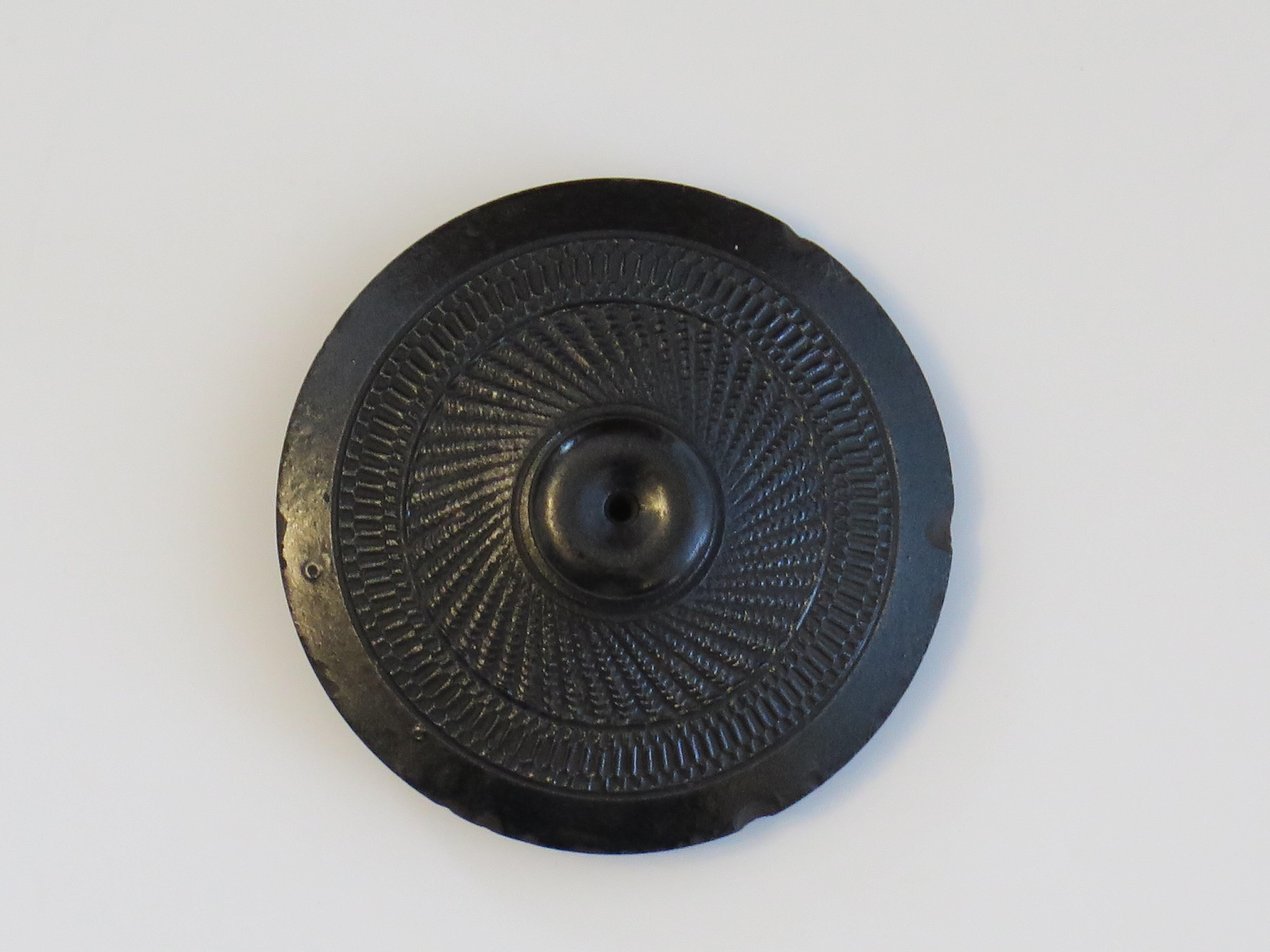 Georgianische schwarze Basalt-Teekanne und Deckelmaschine mit gedrechseltem Dekor, englisch, um 1825 im Angebot 4