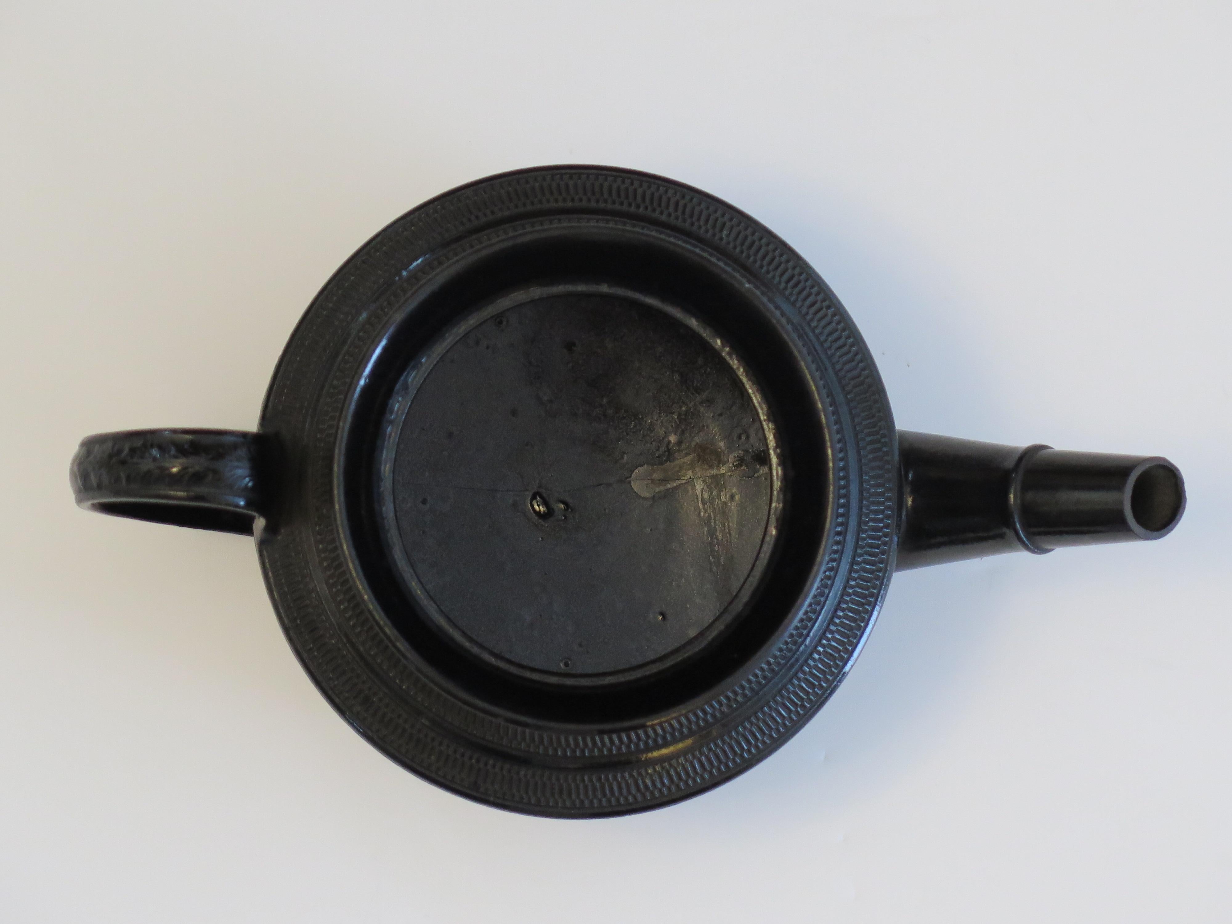 Georgianische schwarze Basalt-Teekanne und Deckelmaschine mit gedrechseltem Dekor, englisch, um 1825 im Angebot 5