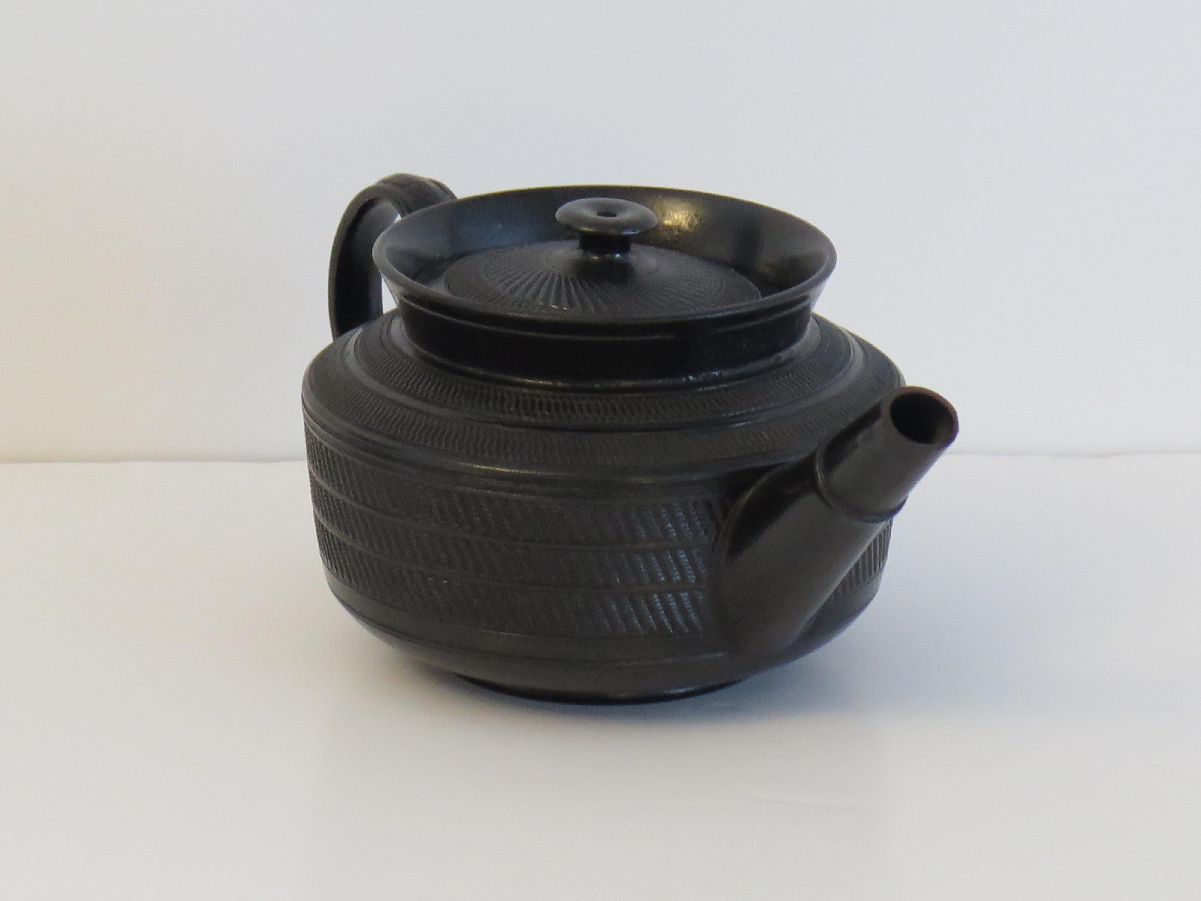 XIX secolo Teiera georgiana in basalto nero e coperchio con decorazioni a mano, inglese, 1825 ca. in vendita