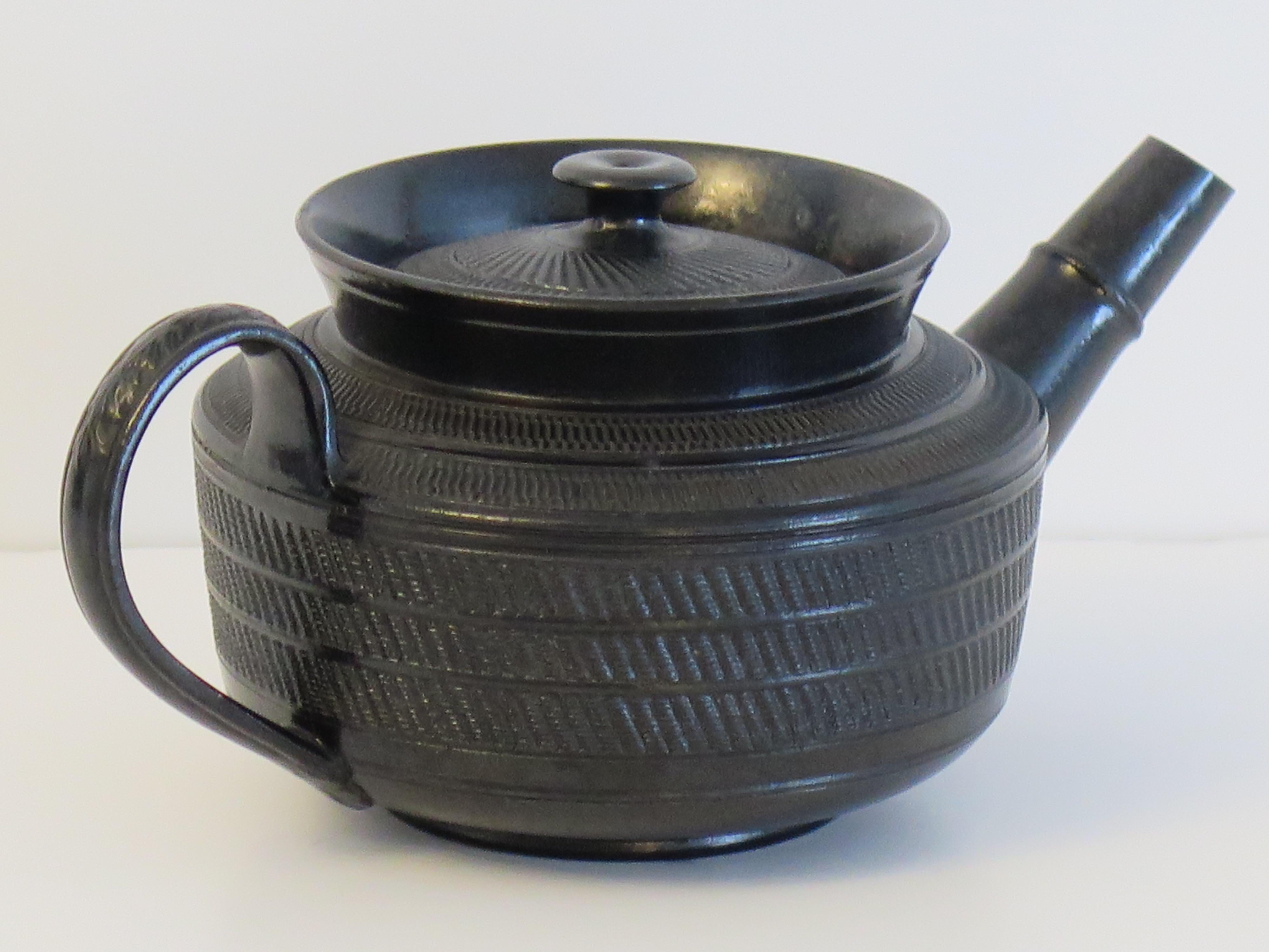 Georgianische schwarze Basalt-Teekanne und Deckelmaschine mit gedrechseltem Dekor, englisch, um 1825 im Angebot 1