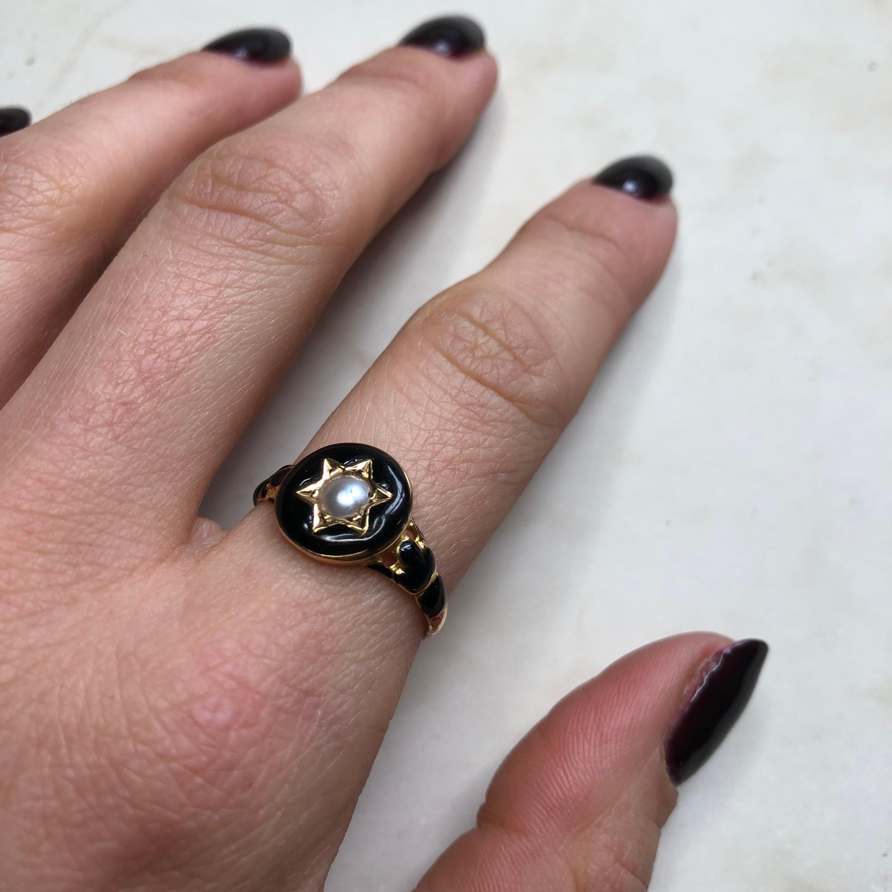 Victorian Black Enamel and Pearl 18 Carat Gold Locket Back Mourning Ring 5