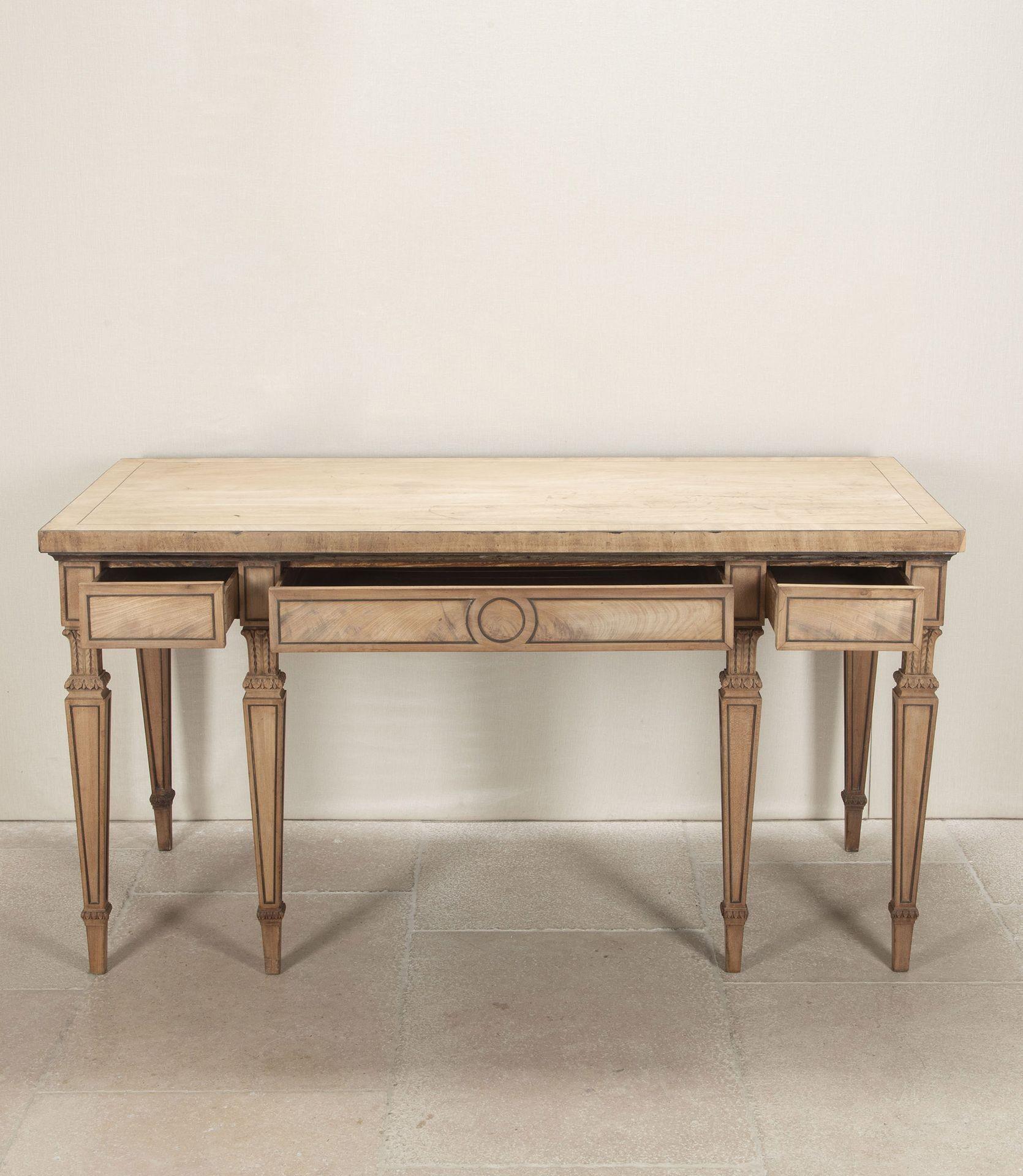 Consola o mesa de servicio georgiana de caoba blanqueada de principios del siglo XIX. 
Esta hermosa pieza tiene tres cajones que funcionan y se alza sobre seis hermosas patas ahusadas con decoración tallada.
Una mesa preciosa que mezcla un diseño