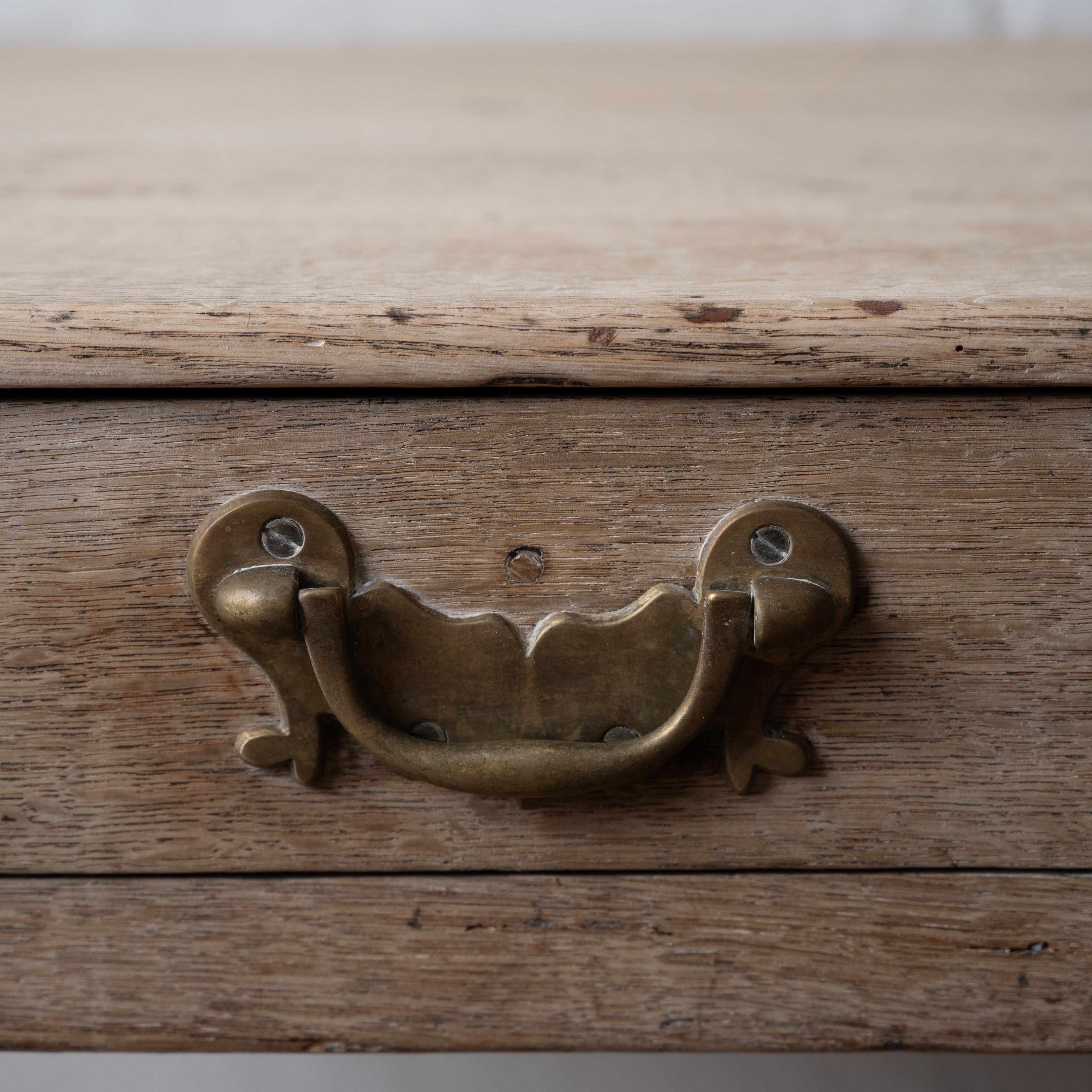 Buffet bas géorgien en Oak Oak blanchi, 18e siècle en vente 3