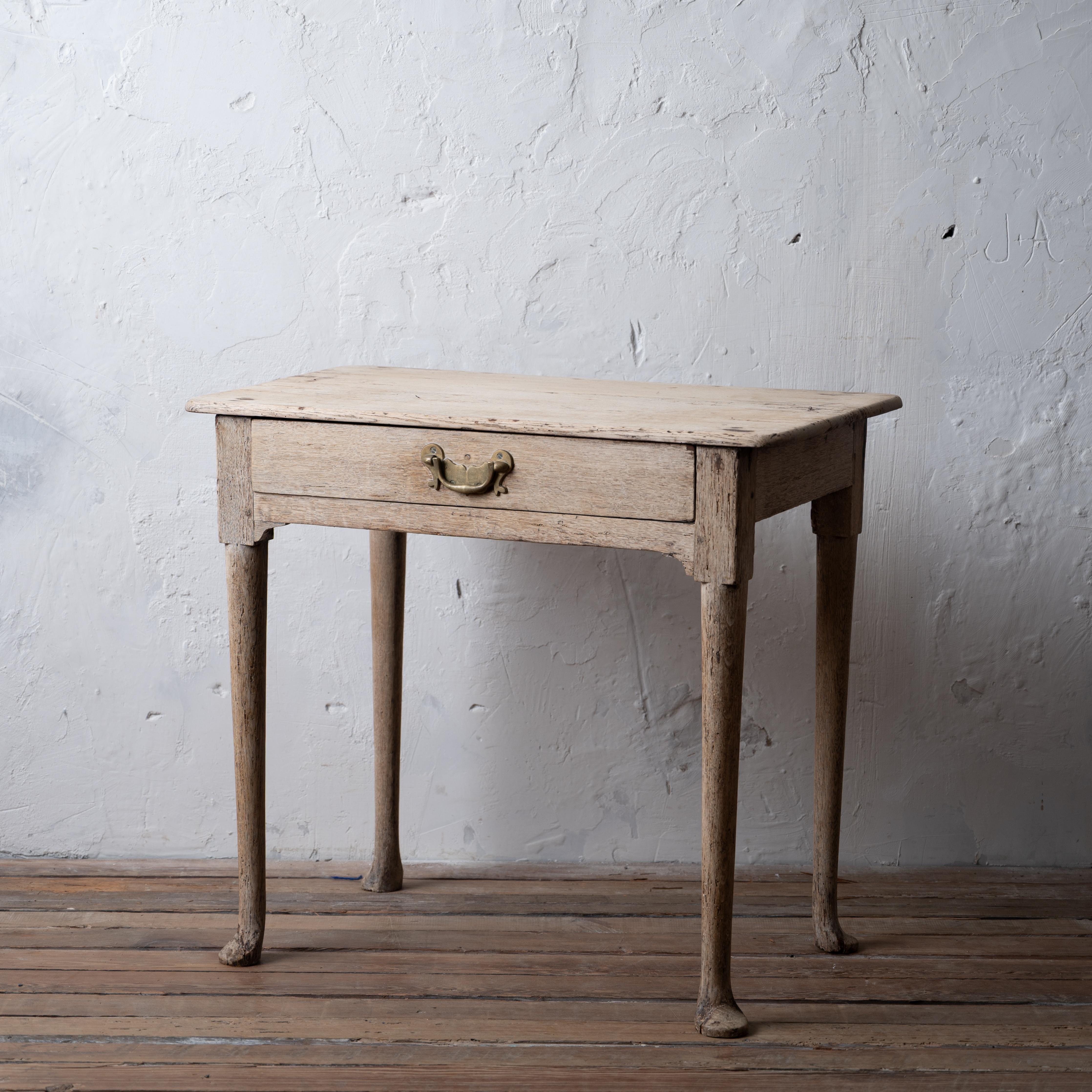 Meuble bas géorgien en chêne blanchi à un seul tiroir, vers les années 1770.

30 pouces de large par 17 ½ pouces de profondeur par 27 pouces de hauteur



