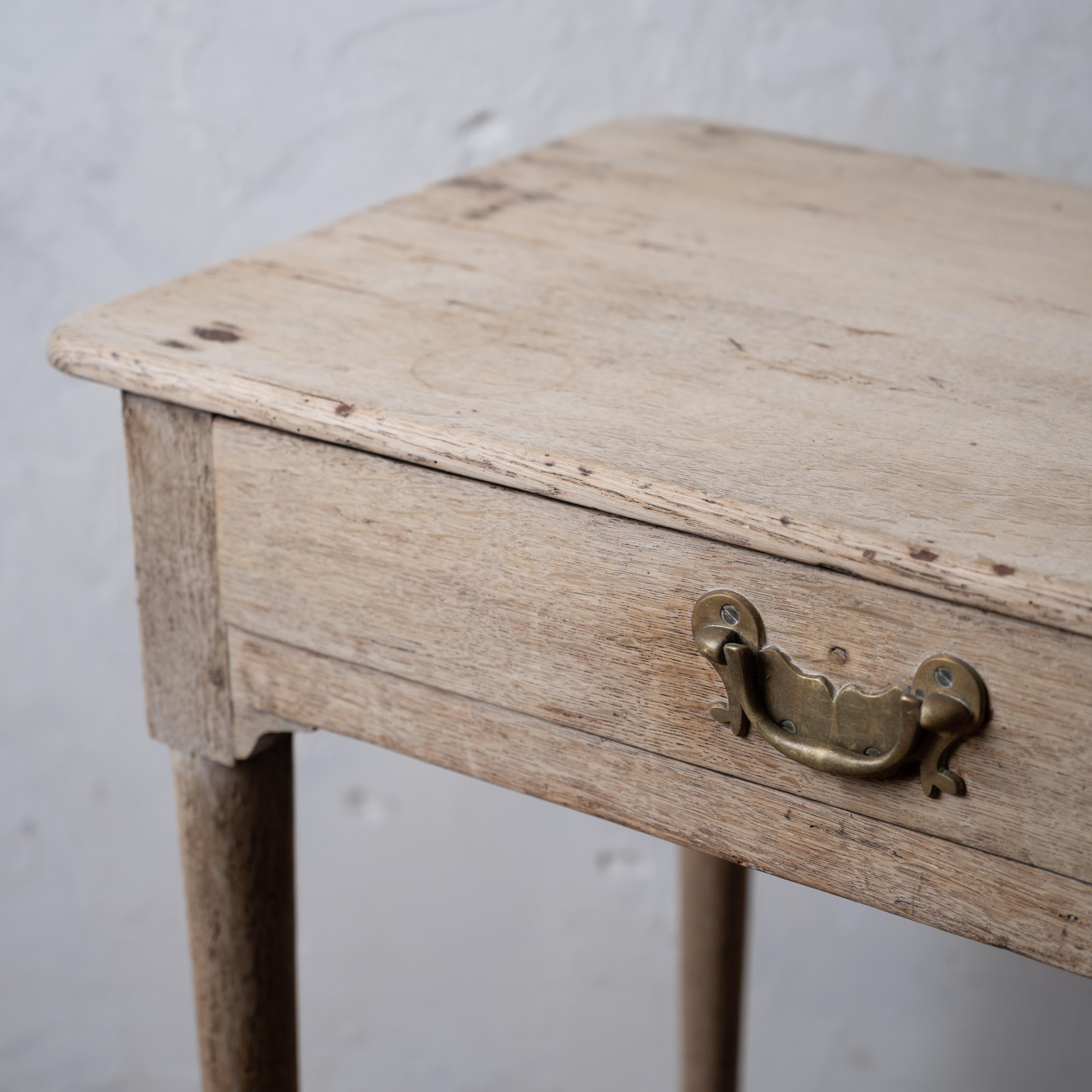 Buffet bas géorgien en Oak Oak blanchi, 18e siècle État moyen - En vente à Savannah, GA