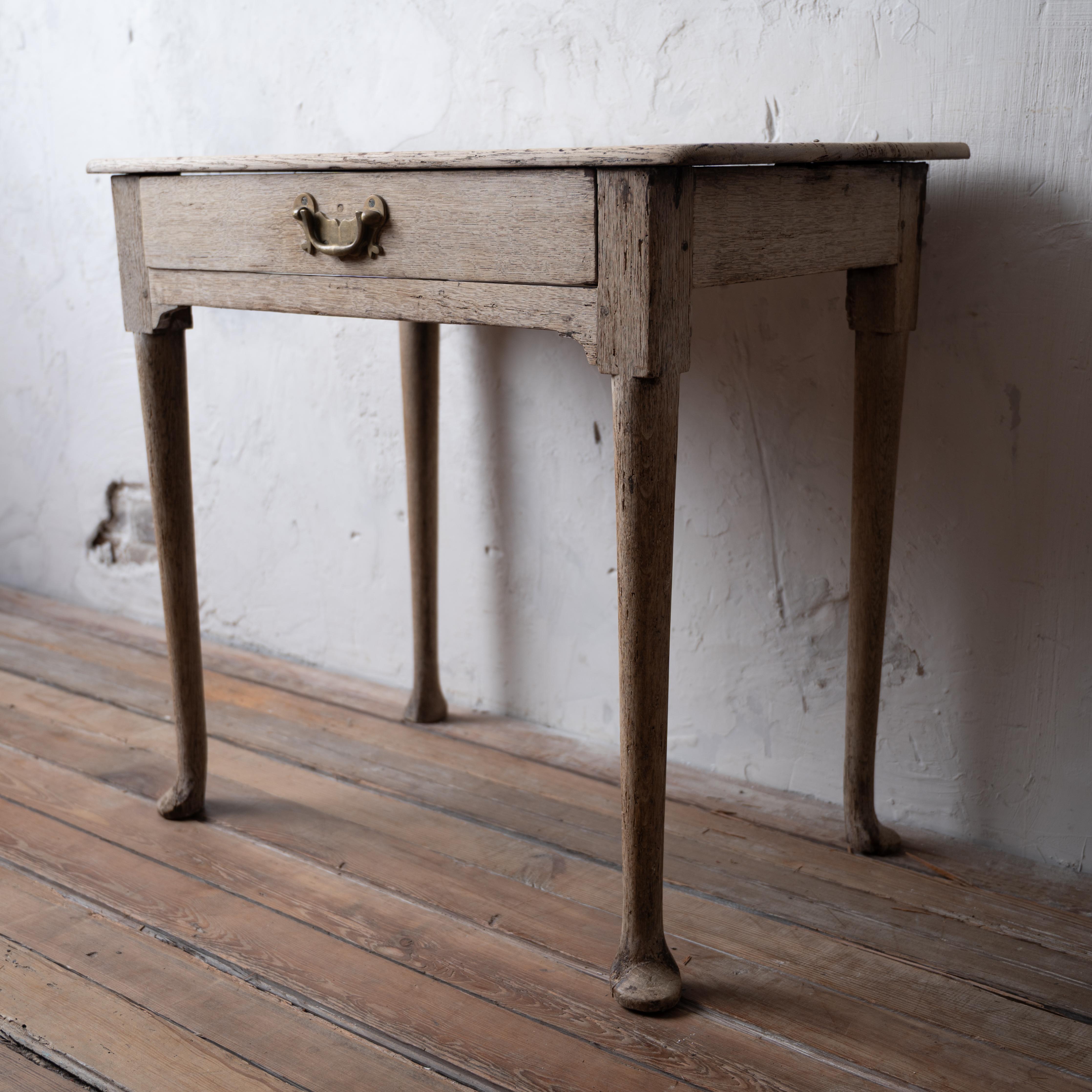 XVIIIe siècle et antérieur Buffet bas géorgien en Oak Oak blanchi, 18e siècle en vente